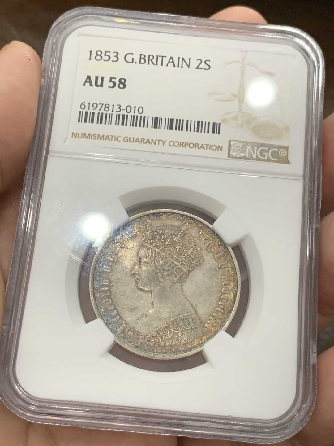 《竞宝斋》第80场-本周日，周一 2场连拍（全场不限金额包邮） NGC-AU 58英国1853年 维多利亚哥特佛洛林银币 第一版头像 罕见的双色环彩包浆 喜欢不要错过