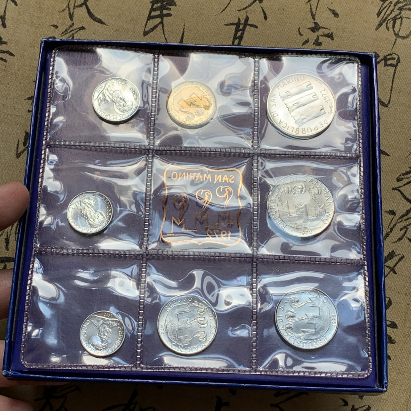 《竞宝斋》第80场-本周日，周一 2场连拍（全场不限金额包邮） 原盒证书 圣马力诺 1972年 八枚封装 带500里拉银币一枚