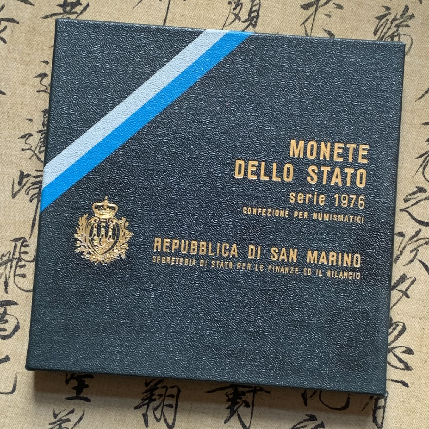 《竞宝斋》第80场-本周日，周一 2场连拍（全场不限金额包邮） 原盒证书 圣马力诺 1976年 八枚封装 带500里拉银币一枚