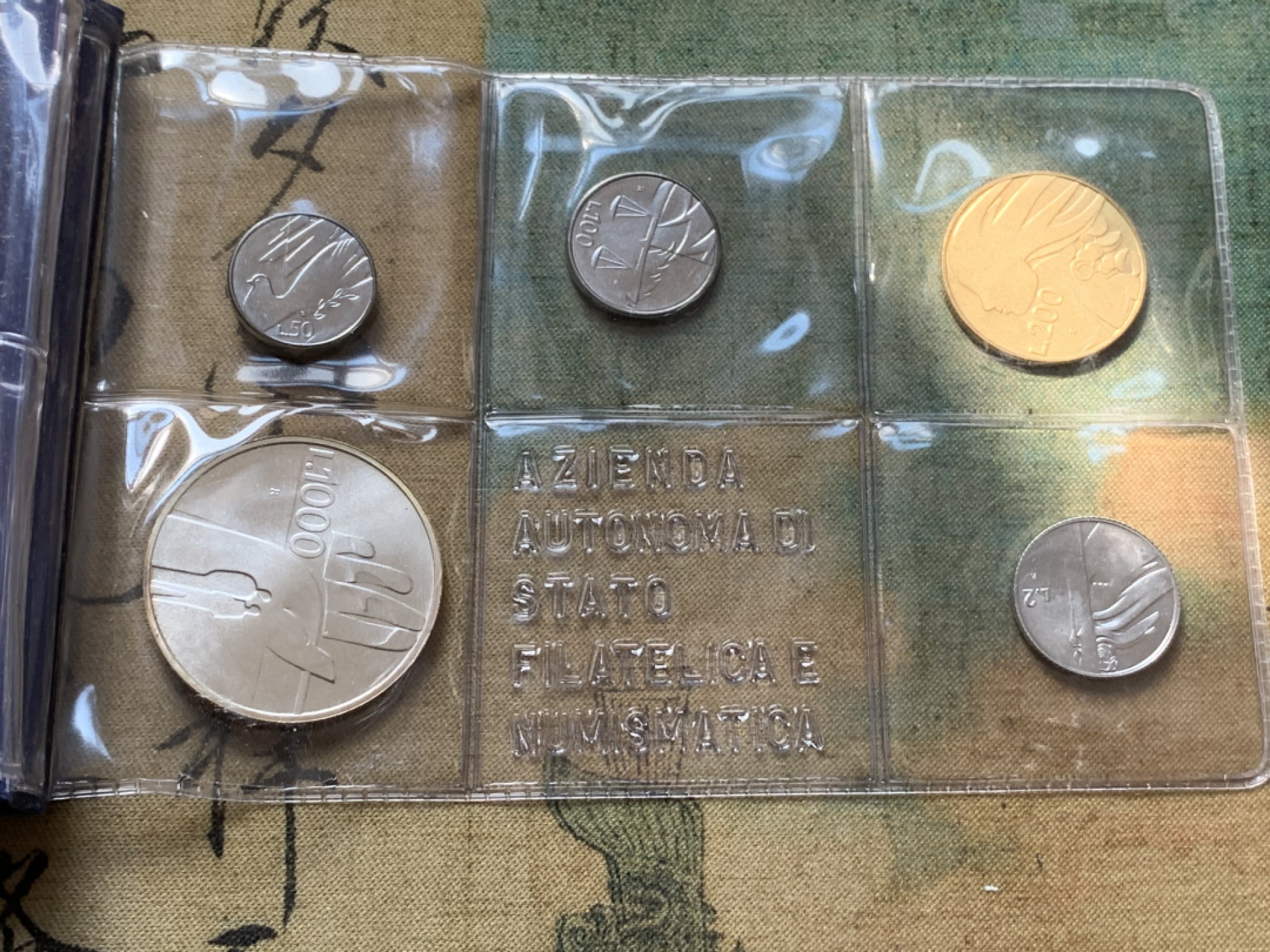 《竞宝斋》第80场-本周日，周一 2场连拍（全场不限金额包邮） 钱包装 圣马力诺 1990年 圣马力诺1990年 十枚装 过去与未来主题 带1000里拉大银币一枚 完美状态