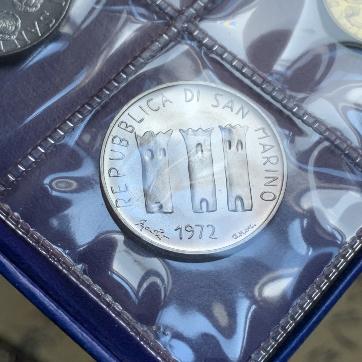 《竞宝斋》第80场-本周日，周一 2场连拍（全场不限金额包邮） 原盒证书 圣马力诺 1972年 八枚封装 带500里拉银币一枚