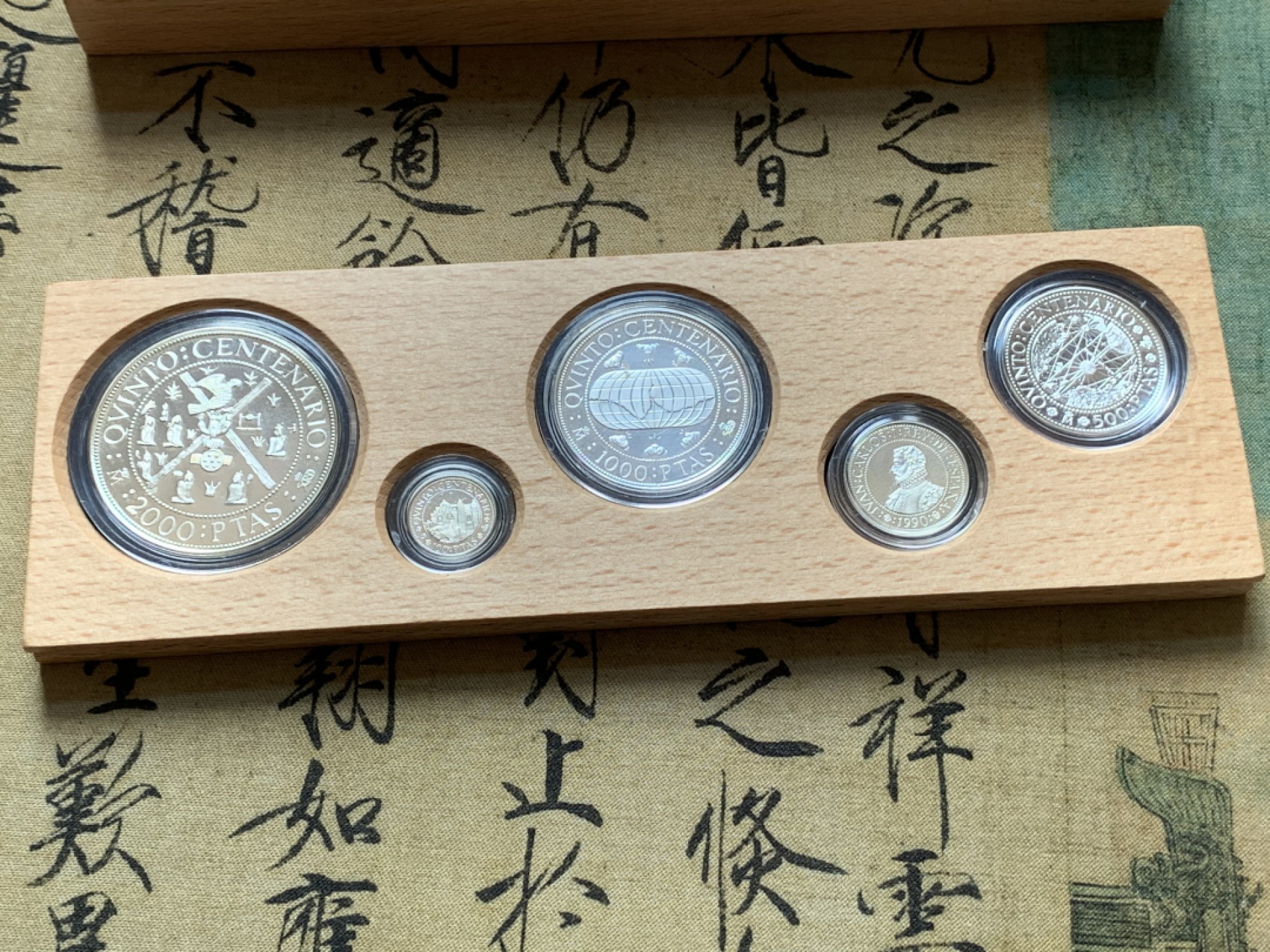 《竞宝斋》第80场-本周日，周一 2场连拍（全场不限金额包邮） 925银，币重49.3克 官方木盒装 西班牙1990年 五百周年纪念 五枚一组银币 较少见年份