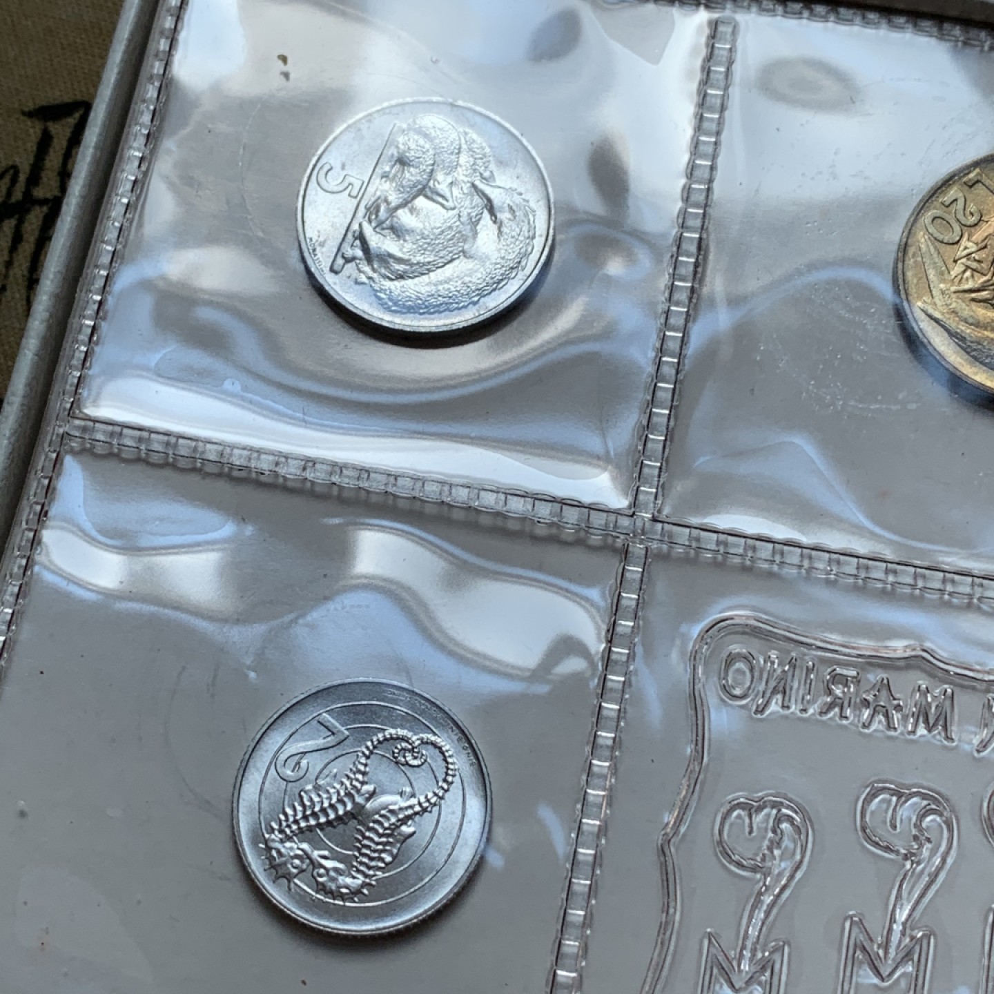 《竞宝斋》第80场-本周日，周一 2场连拍（全场不限金额包邮） 原盒证书 圣马力诺 1975年 八枚封装 带500里拉银币一枚