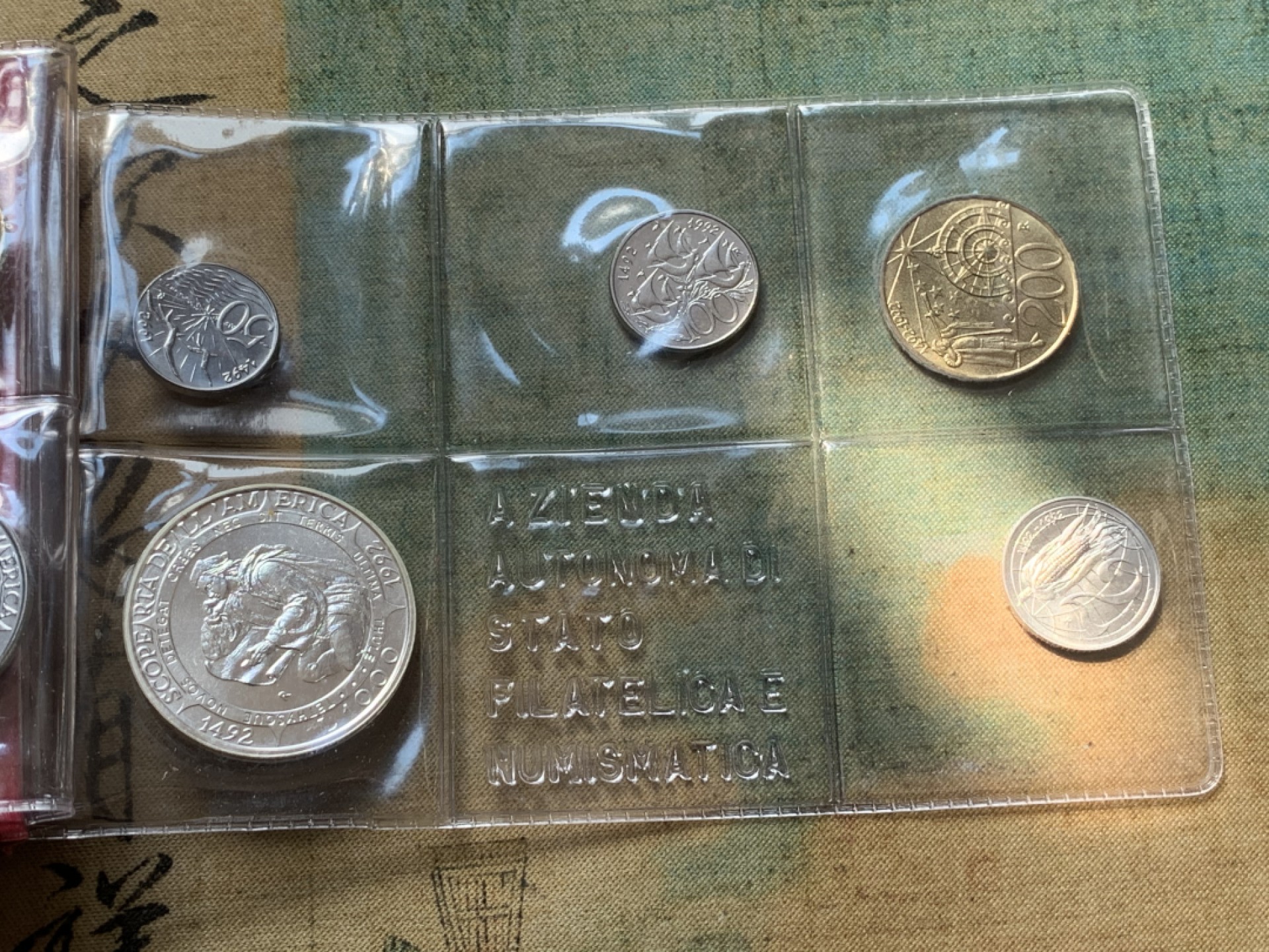 《竞宝斋》第80场-本周日，周一 2场连拍（全场不限金额包邮） 钱包装 圣马力诺 1992年  十枚装 哥伦布航海 1000里拉大银币一枚 完美状态