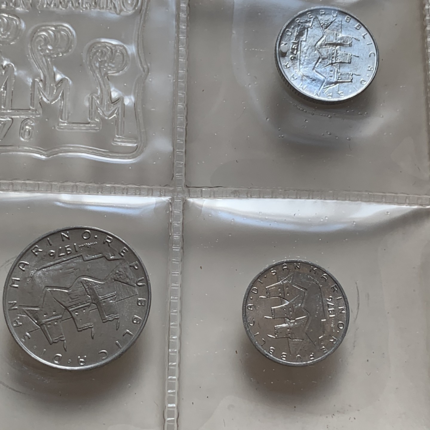 《竞宝斋》第80场-本周日，周一 2场连拍（全场不限金额包邮） 原盒证书 圣马力诺 1976年 八枚封装 带500里拉银币一枚