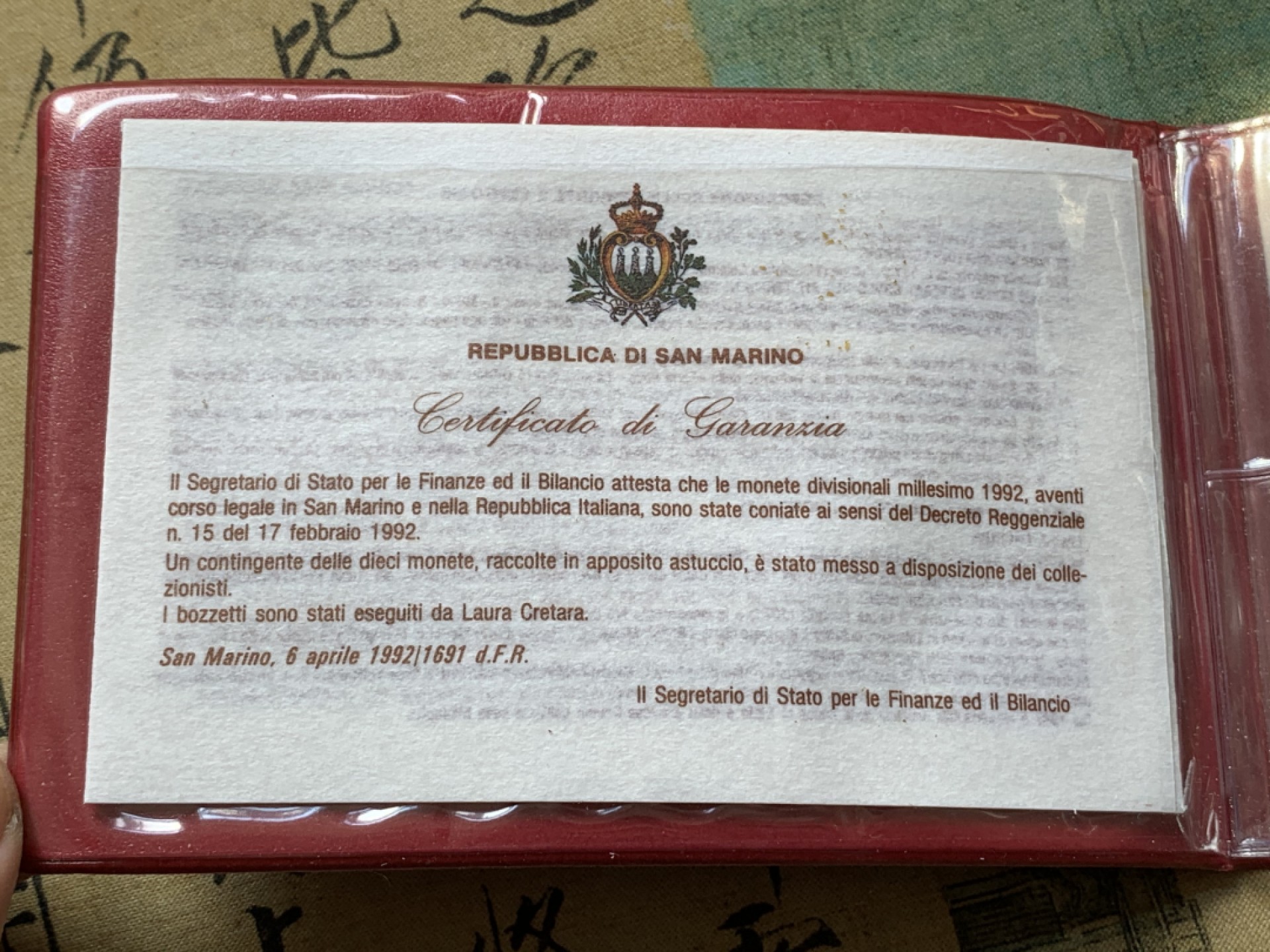 《竞宝斋》第80场-本周日，周一 2场连拍（全场不限金额包邮） 钱包装 圣马力诺 1992年  十枚装 哥伦布航海 1000里拉大银币一枚 完美状态