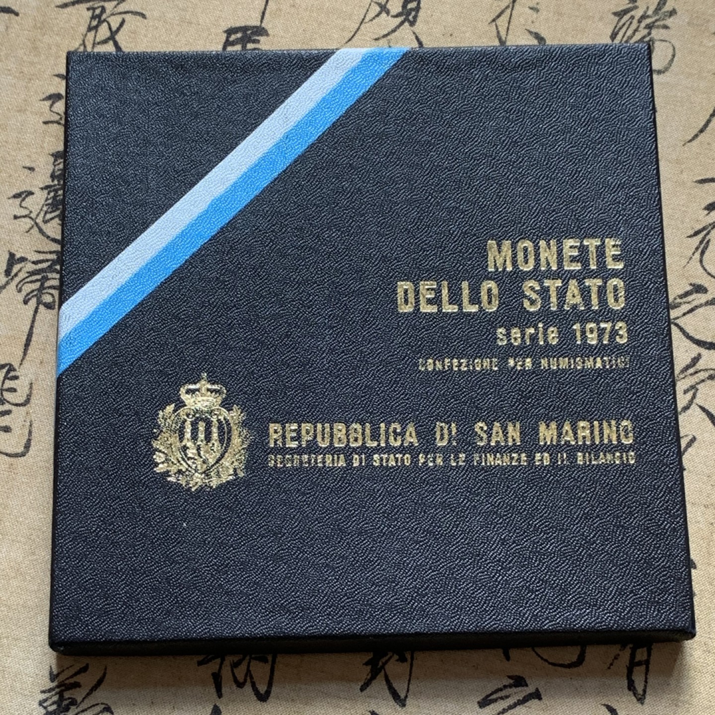 《竞宝斋》第80场-本周日，周一 2场连拍（全场不限金额包邮） 原盒证书 圣马力诺 1973年 八枚封装 带500里拉银币一枚