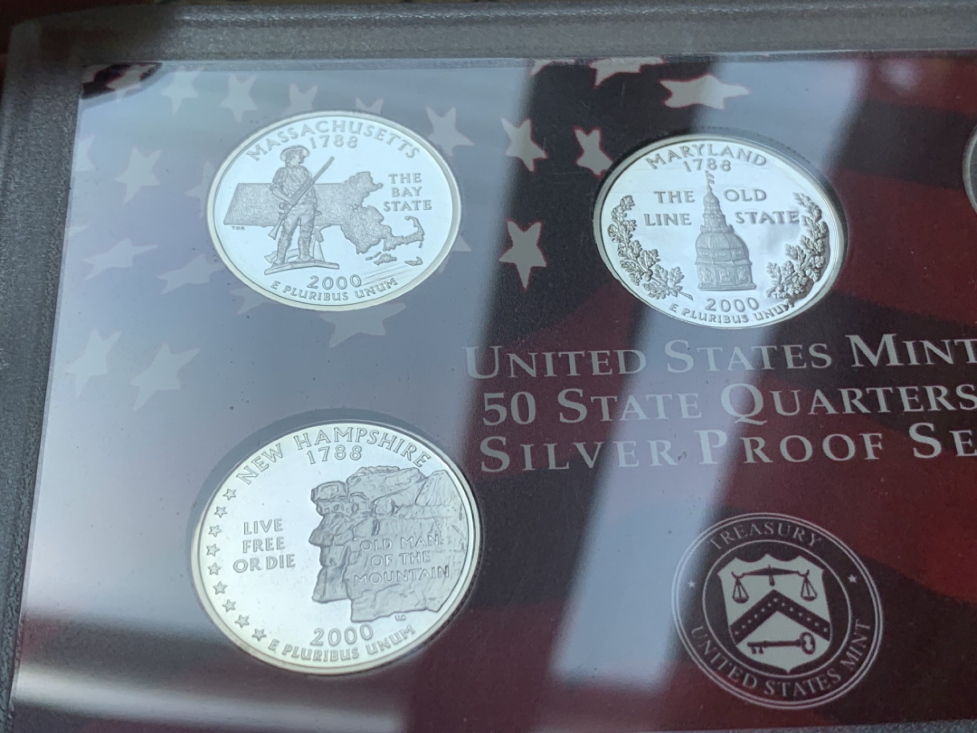 《竞宝斋》第80场-本周日，周一 2场连拍（全场不限金额包邮） 美国 2000年 盒装套币组合 内含2组套币 ，总计含7枚900银 银币 状态保存的非常好