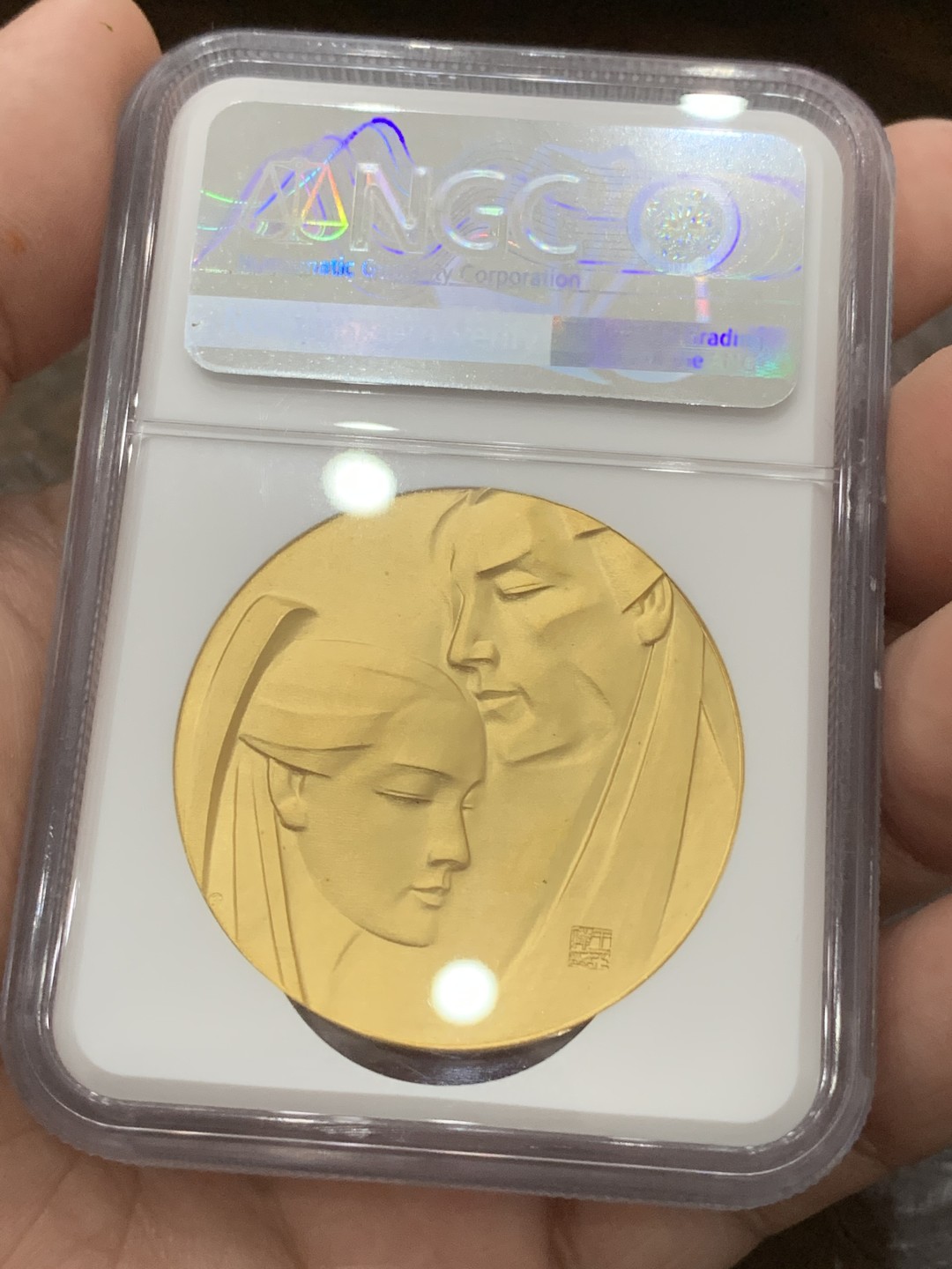 《竞宝斋》第80场-本周日，周一 2场连拍（全场不限金额包邮） NGC-MS69 2019年 纪念金庸先生逝世一周年 999纯金 重99.79g 发行量仅2枚 于萍 王亚伟 共同创作 北京麦朵尔艺术俱乐部发行                                                                                  