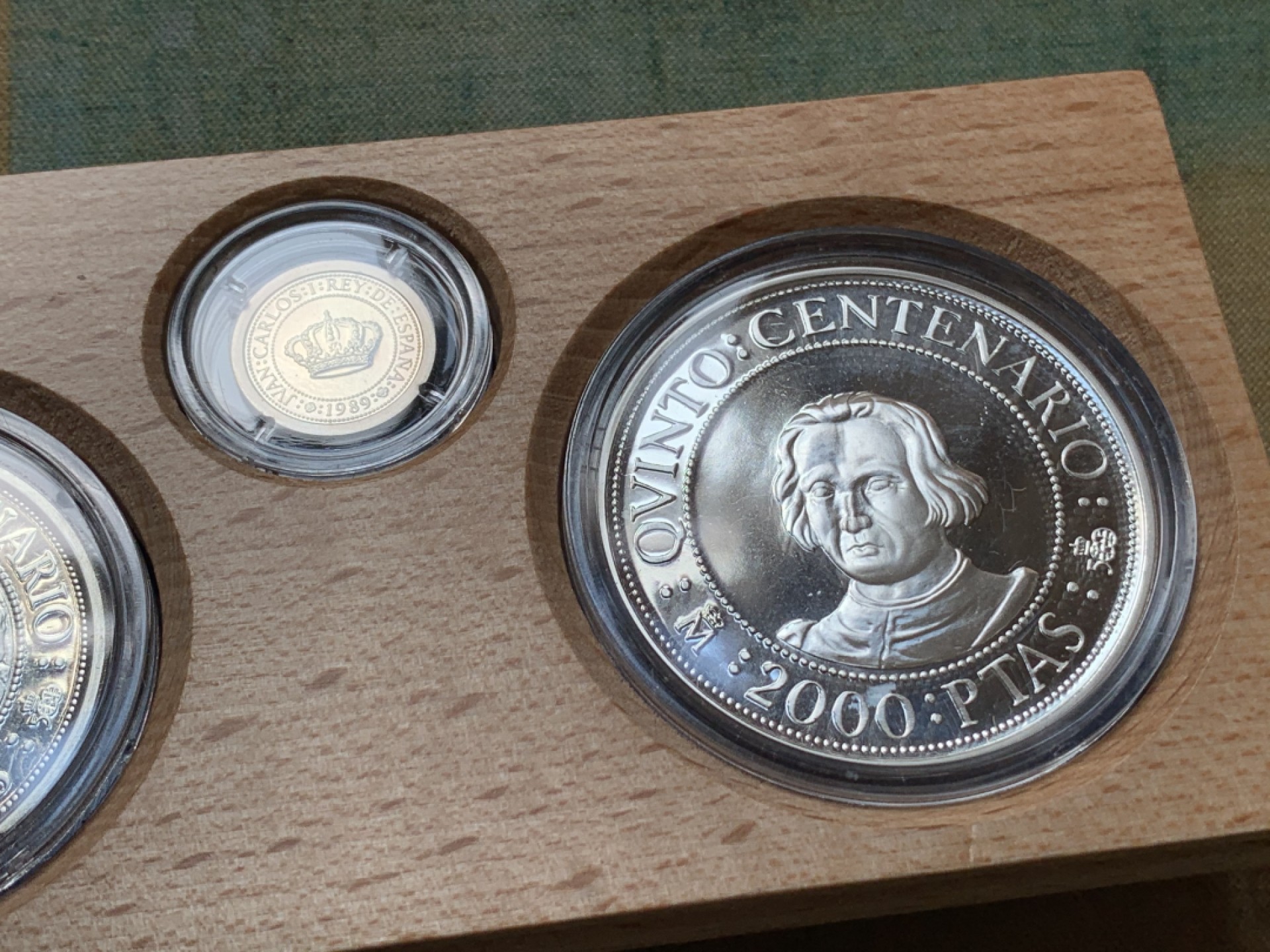 《竞宝斋》第80场-本周日，周一 2场连拍（全场不限金额包邮） 925银，币重49.3克 原盒证书 西班牙发现新大陆五百周年纪念 1989年 五枚套一组银币 非常漂亮