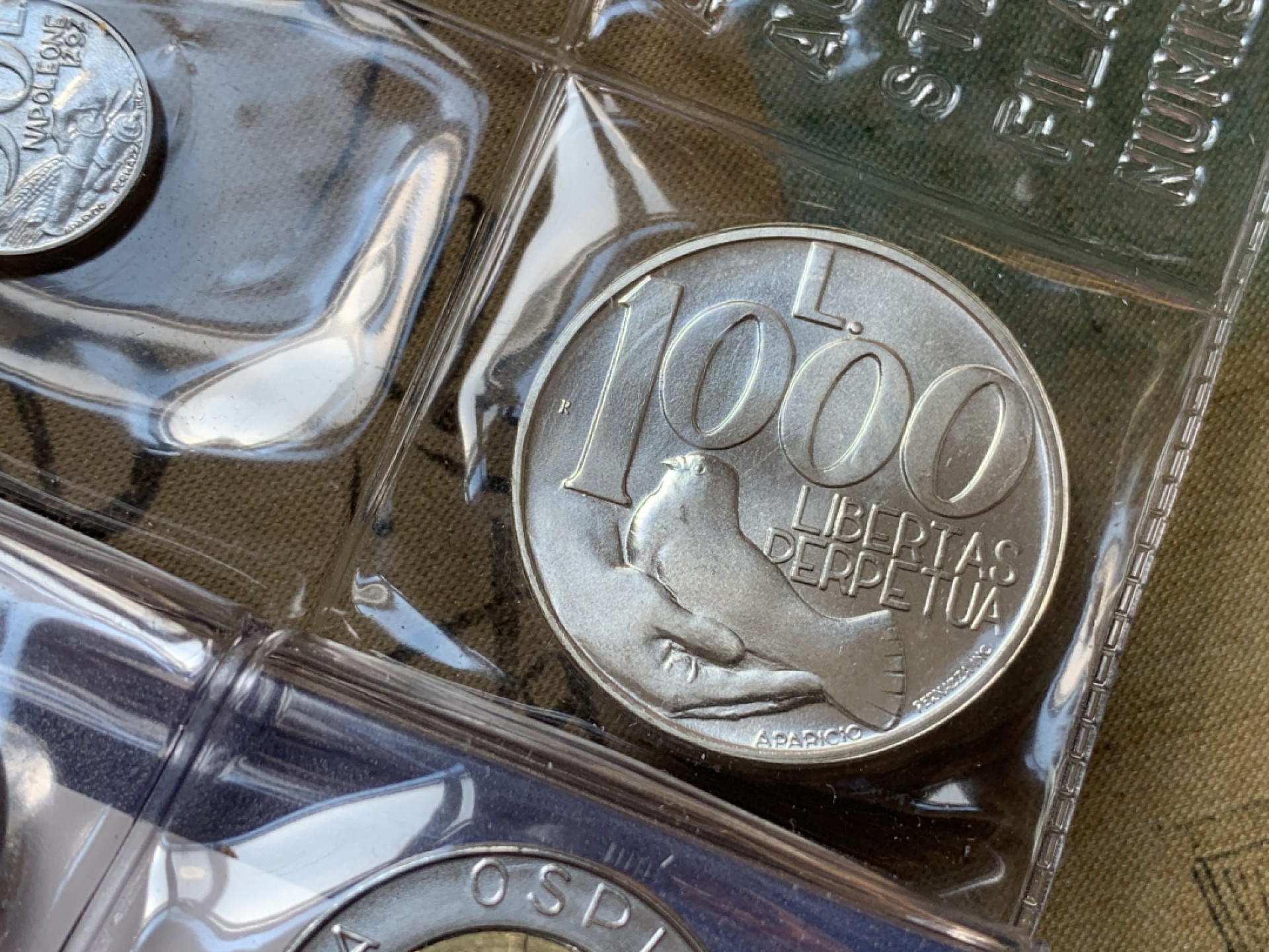 《竞宝斋》第80场-本周日，周一 2场连拍（全场不限金额包邮） 钱包装 圣马力诺 1991年 圣马力诺1991年 十枚装 和平鸽 1000里拉大银币一枚 完美状态