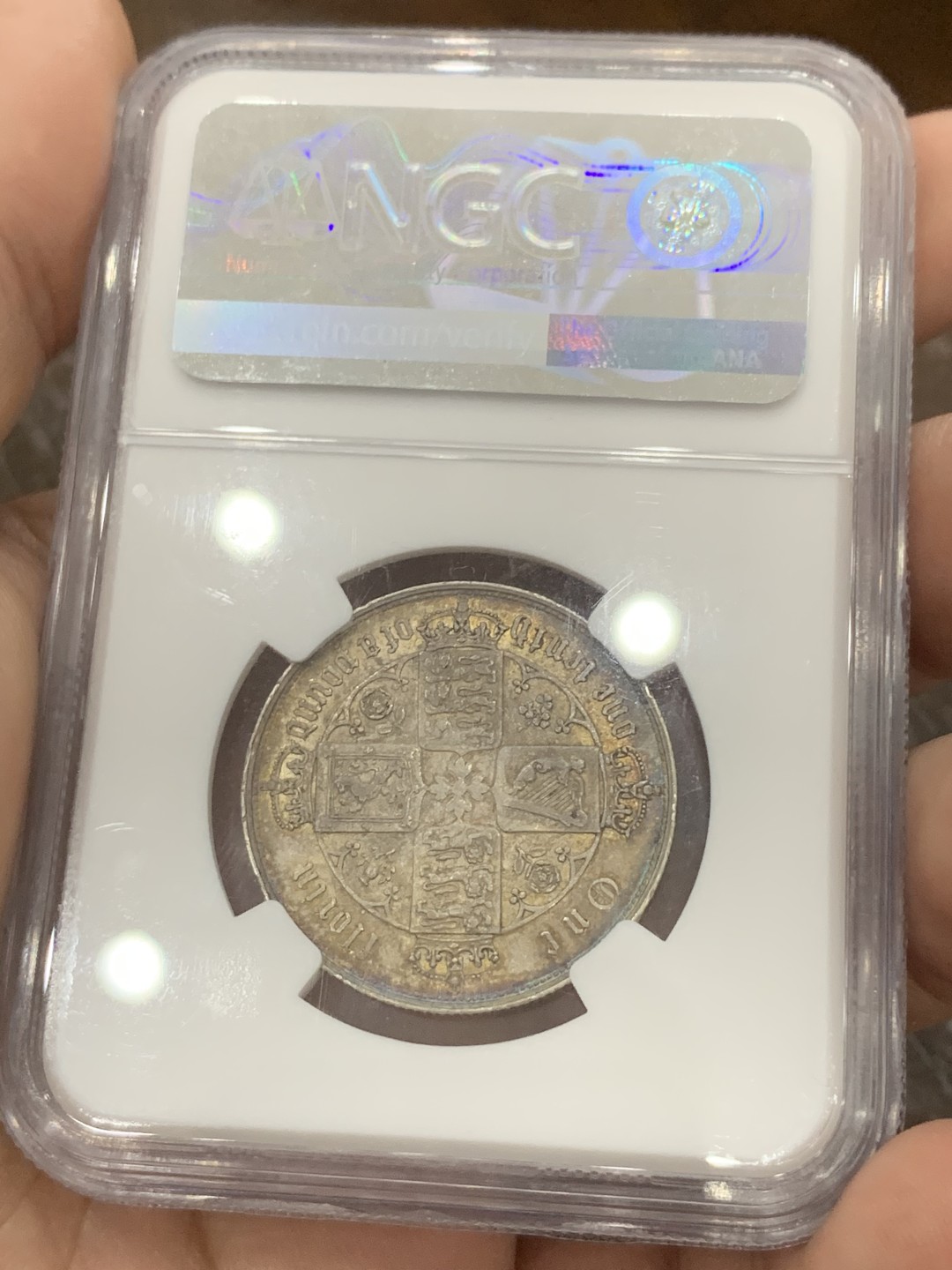 《竞宝斋》第80场-本周日，周一 2场连拍（全场不限金额包邮） NGC-AU 58英国1853年 维多利亚哥特佛洛林银币 第一版头像 罕见的双色环彩包浆 喜欢不要错过