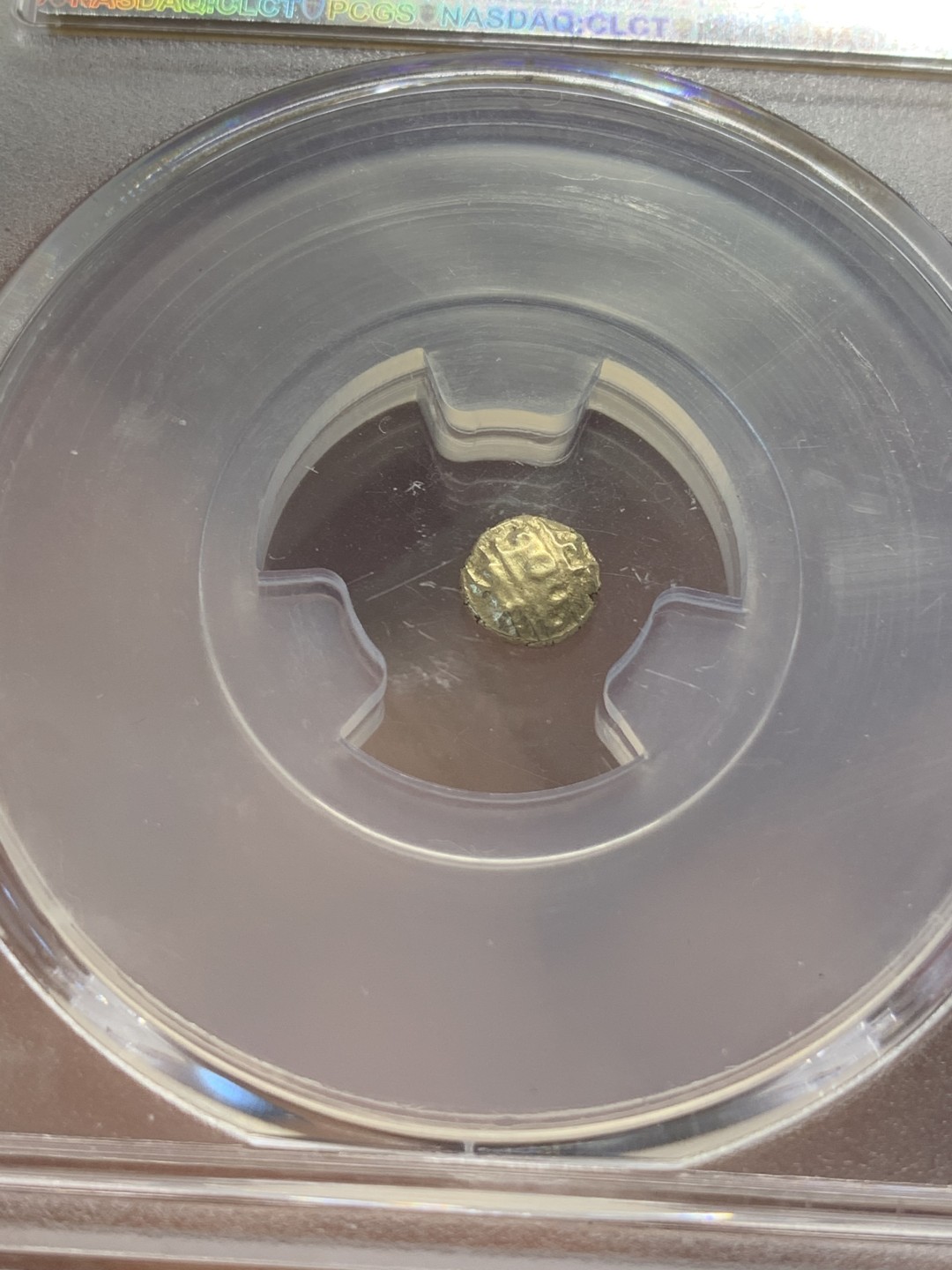 《竞宝斋》第80场-本周日，周一 2场连拍（全场不限金额包邮） PCGS MS63 原光印度1638-1662年间迈索尔1法南金币，正面毗湿奴神像，背面印度文字，盒子背面有小磕