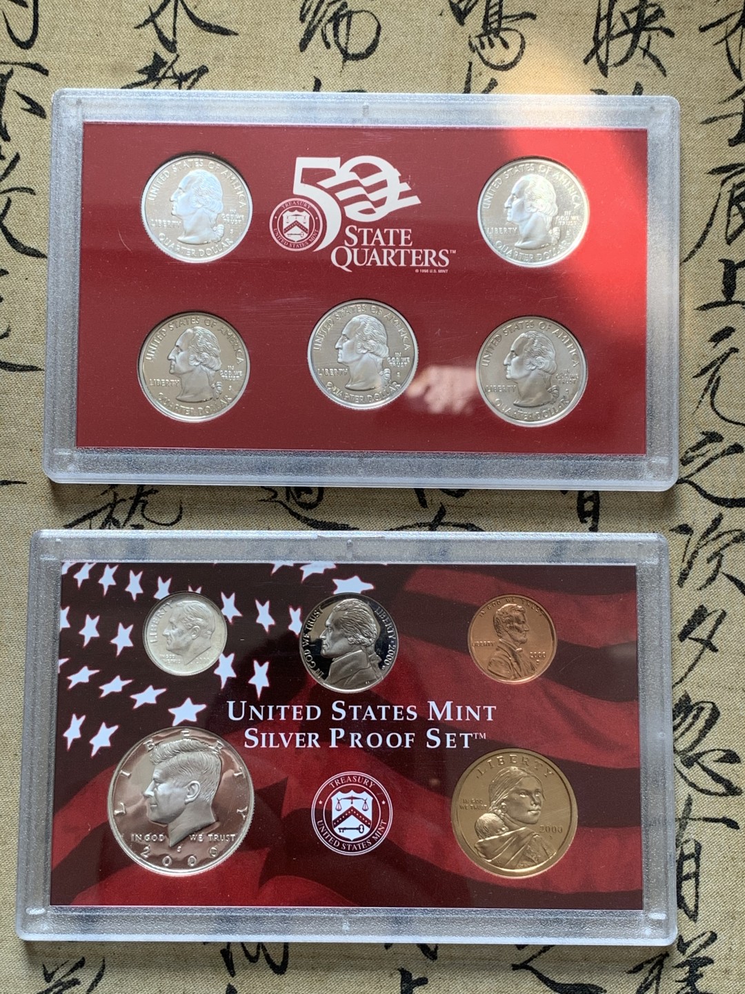 《竞宝斋》第80场-本周日，周一 2场连拍（全场不限金额包邮） 美国 2000年 盒装套币组合 内含2组套币 ，总计含7枚900银 银币 状态保存的非常好