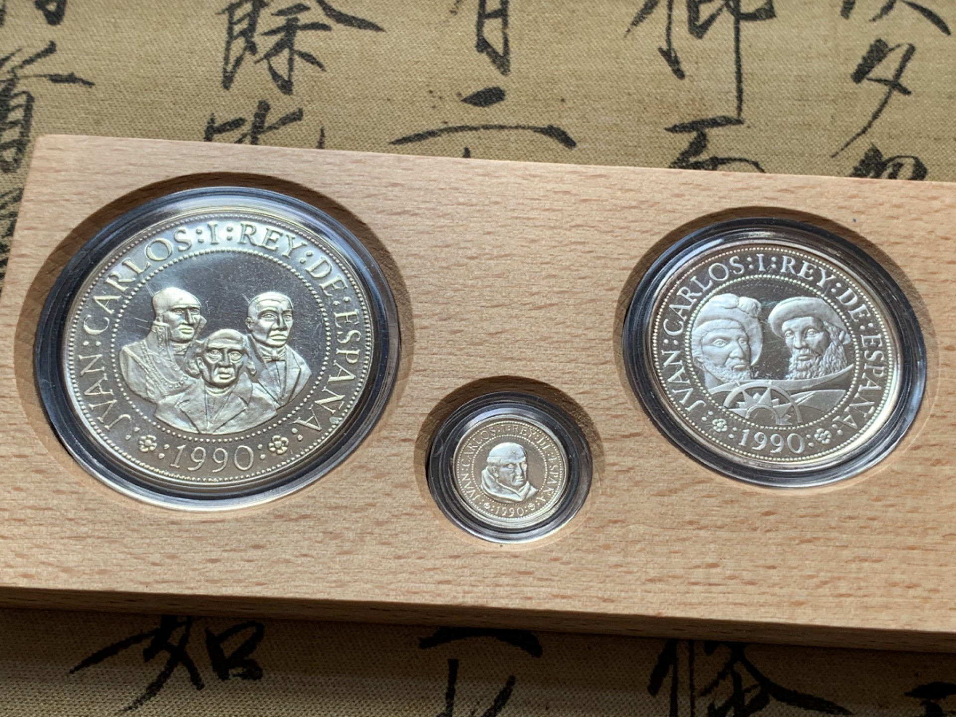 《竞宝斋》第80场-本周日，周一 2场连拍（全场不限金额包邮） 925银，币重49.3克 官方木盒装 西班牙1990年 五百周年纪念 五枚一组银币 较少见年份