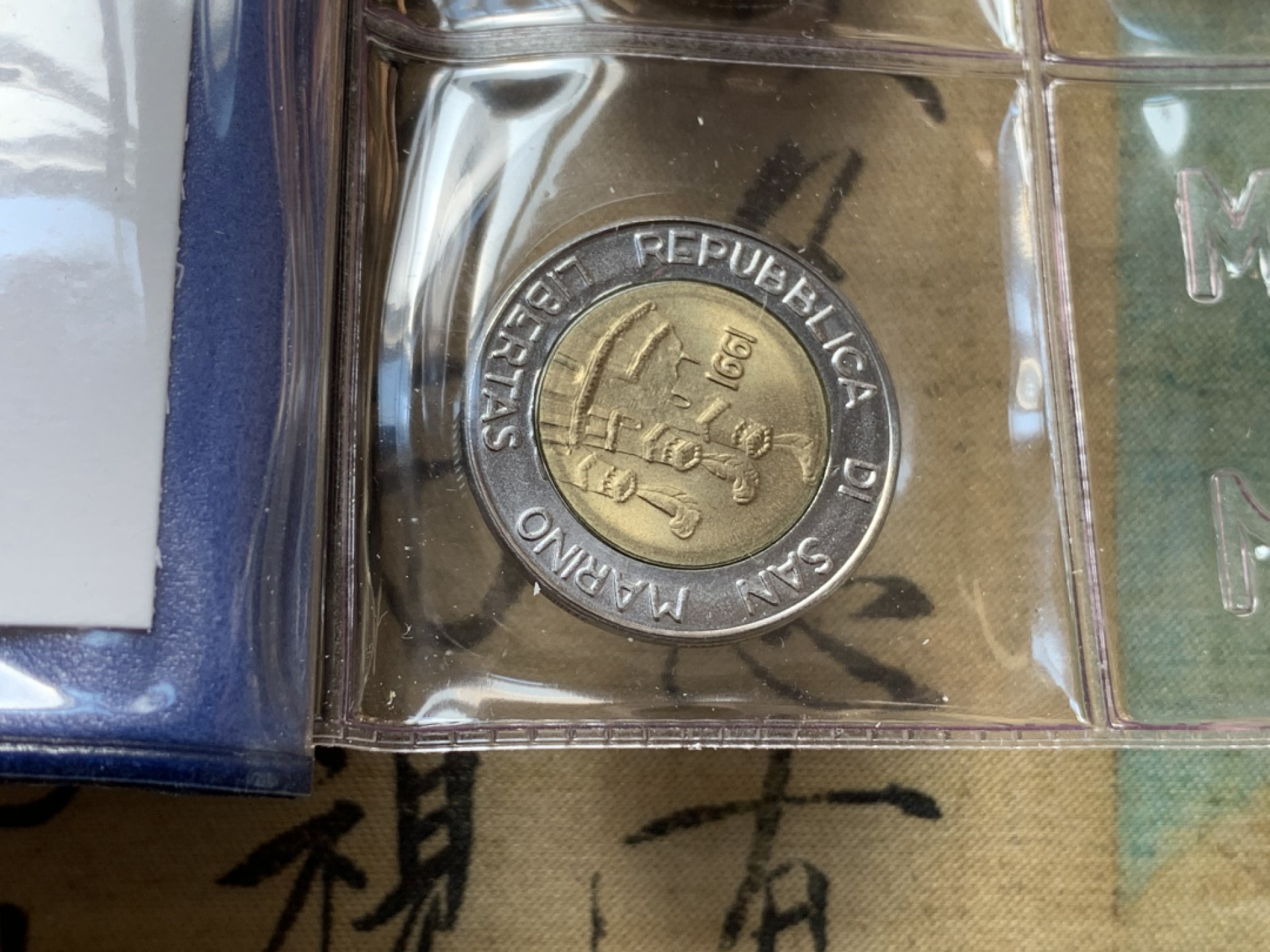 《竞宝斋》第80场-本周日，周一 2场连拍（全场不限金额包邮） 钱包装 圣马力诺 1991年 圣马力诺1991年 十枚装 和平鸽 1000里拉大银币一枚 完美状态