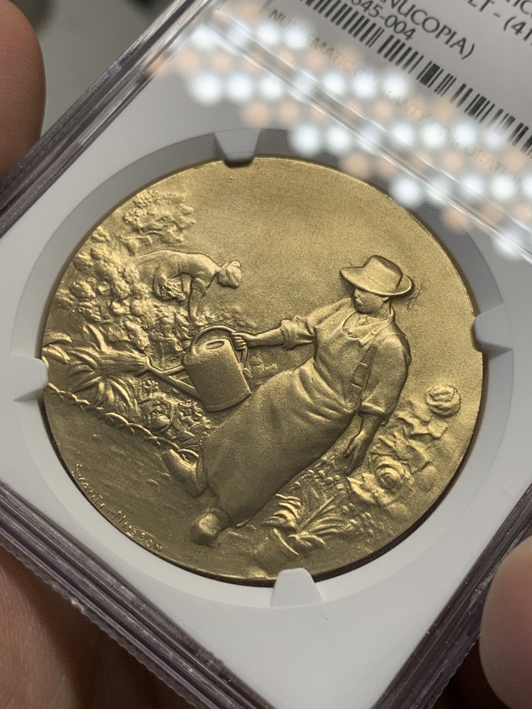 《竞宝斋》第80场-本周日，周一 2场连拍（全场不限金额包邮） NGC MS64 法国镀金银章 尼尔森园艺协会银章 丰饶角argent银标 实际铸造日期1880年左右 园丁在玫瑰花田劳作 小天使非常可爱