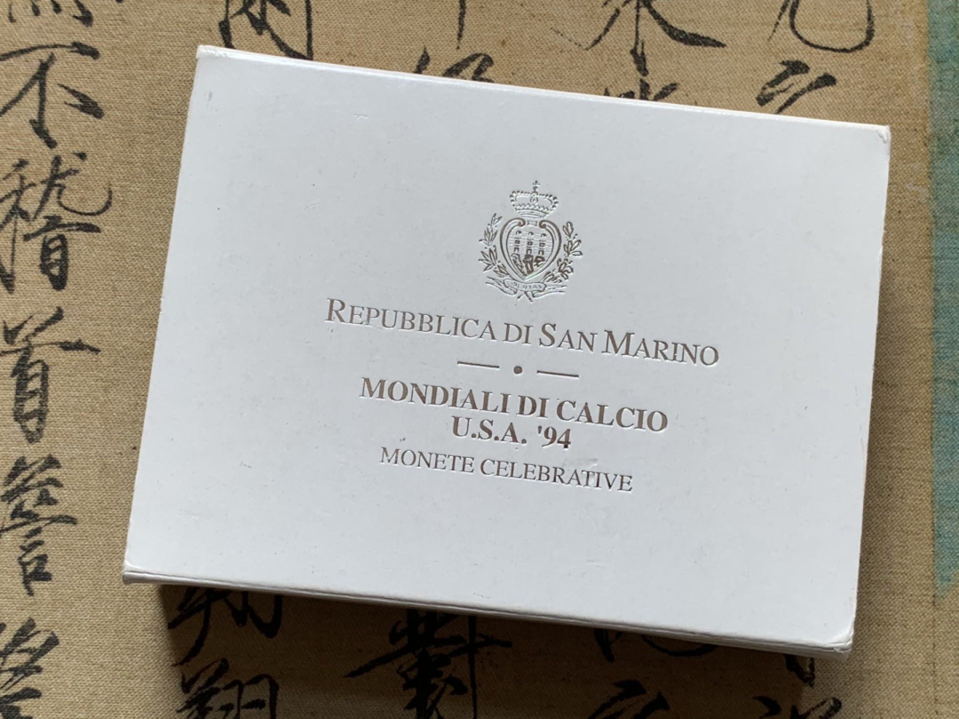 《竞宝斋》第80场-本周日，周一 2场连拍（全场不限金额包邮） 原盒证书 圣马力诺 1994年 足球 500/1000里拉 精制PROOF纪念银币一对 完美状态
