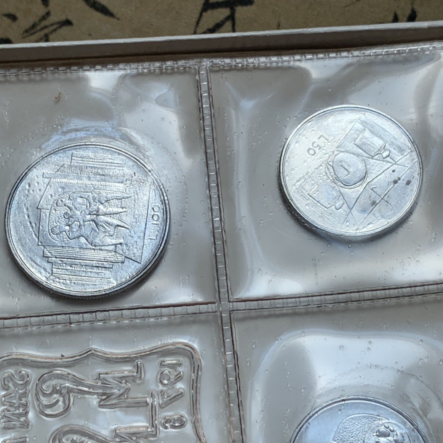 《竞宝斋》第80场-本周日，周一 2场连拍（全场不限金额包邮） 原盒证书 圣马力诺 1976年 八枚封装 带500里拉银币一枚