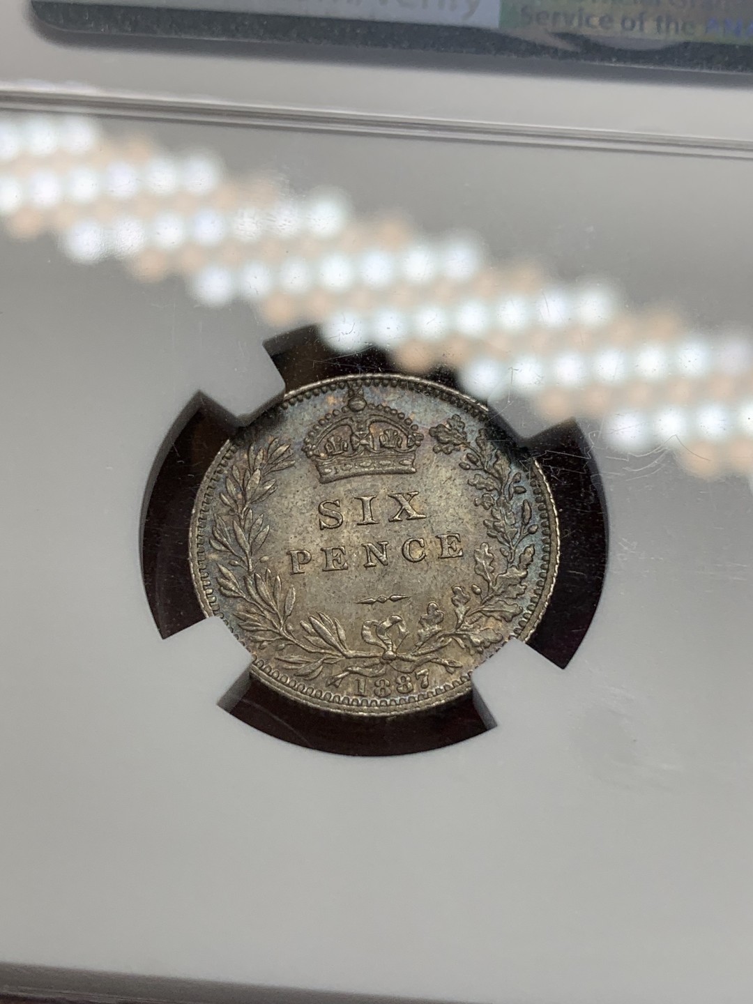 《竞宝斋》第80场-本周日，周一 2场连拍（全场不限金额包邮） NGC-MS64 英国1887年维多利亚高冠六便士银币 WREATH花环版本 比常见的盾徽版本少 双面略带五彩 上手非常好看 适合自藏