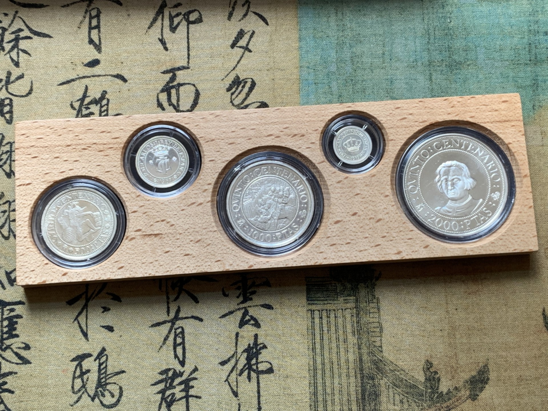 《竞宝斋》第80场-本周日，周一 2场连拍（全场不限金额包邮） 925银，币重49.3克 原盒证书 西班牙发现新大陆五百周年纪念 1989年 五枚套一组银币 非常漂亮