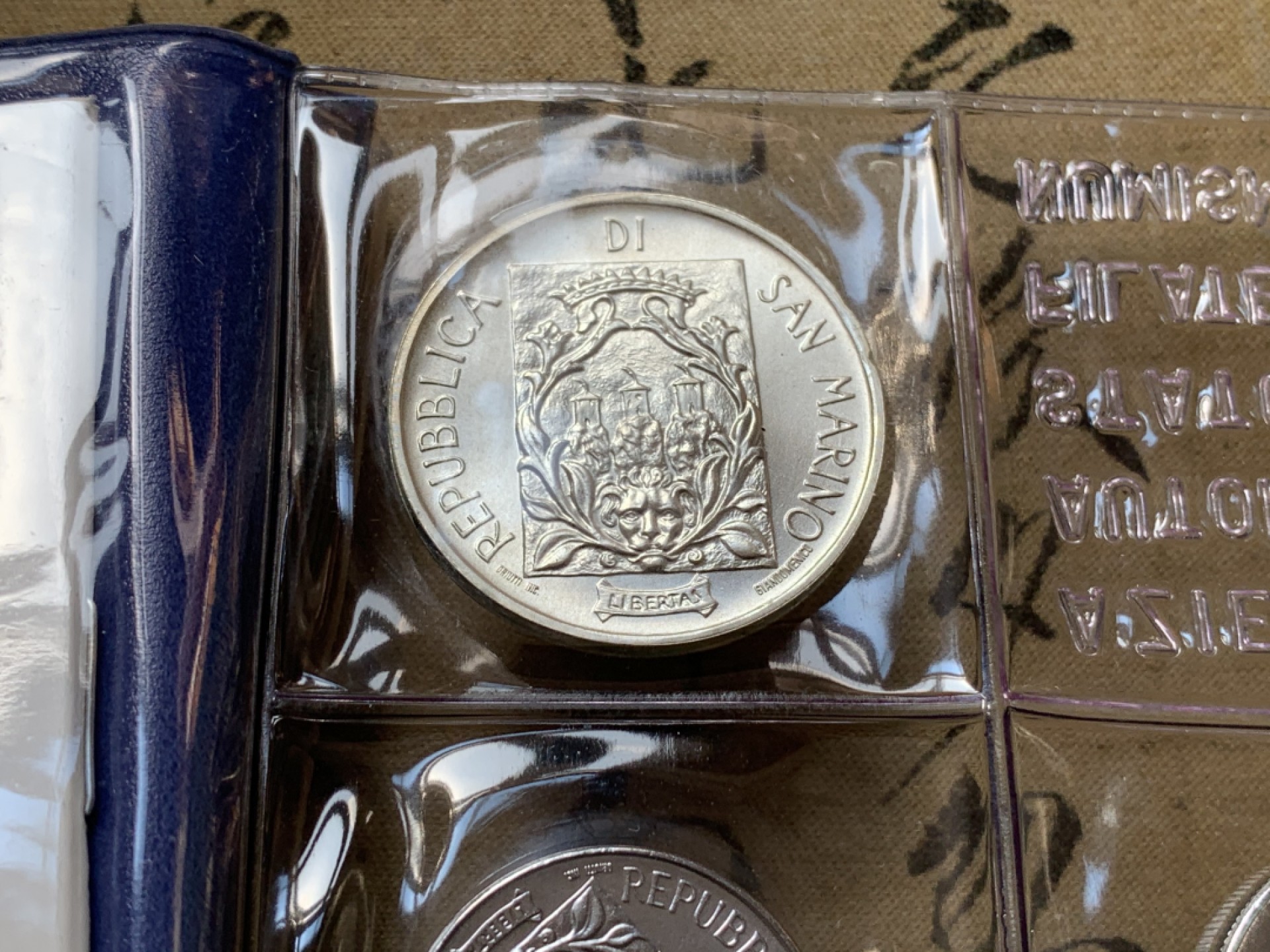 《竞宝斋》第80场-本周日，周一 2场连拍（全场不限金额包邮） 钱包装 圣马力诺 1988年 十枚套币 最大一枚是1000里拉银币 完美状态