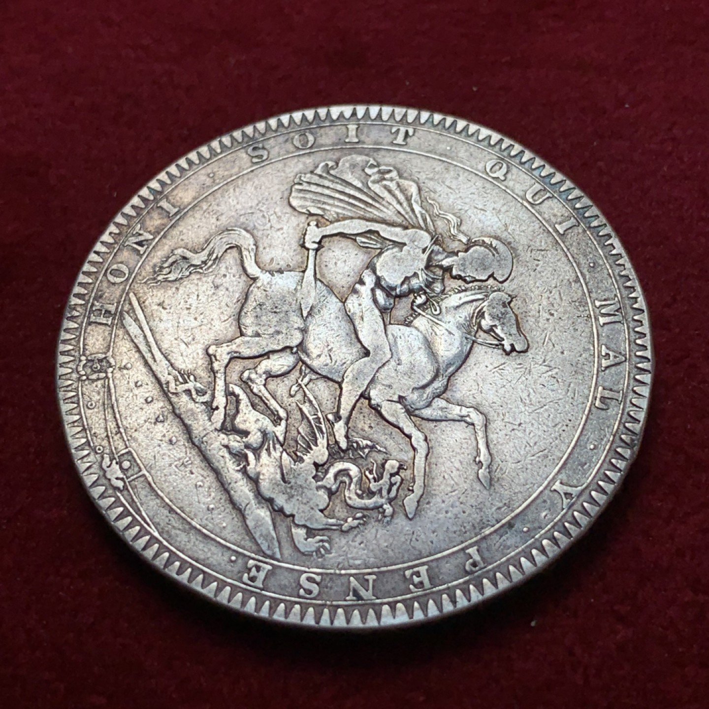 《竞宝斋》第80场-本周日，周一 2场连拍（全场不限金额包邮） 英国乔治三世1818马剑克朗银币，边铭LVⅠII比较少见