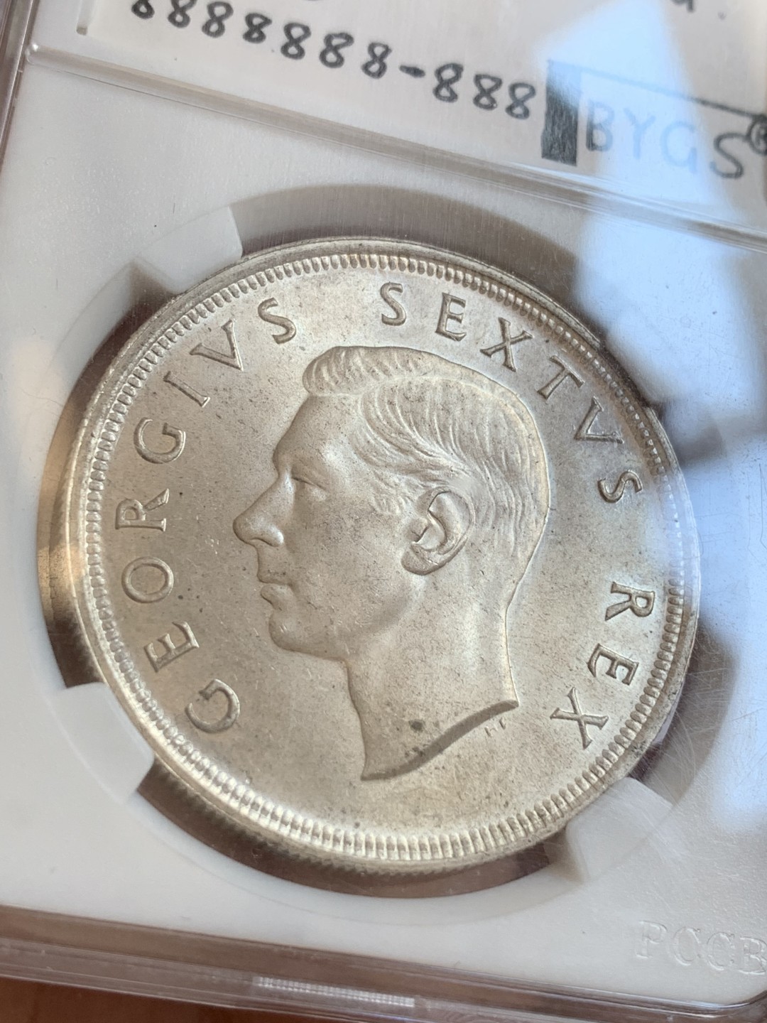 《竞宝斋》第80场-本周日，周一 2场连拍（全场不限金额包邮） 1952年南非5先令开普敦纪念大银币 转光好品 币友自制趣味盒子