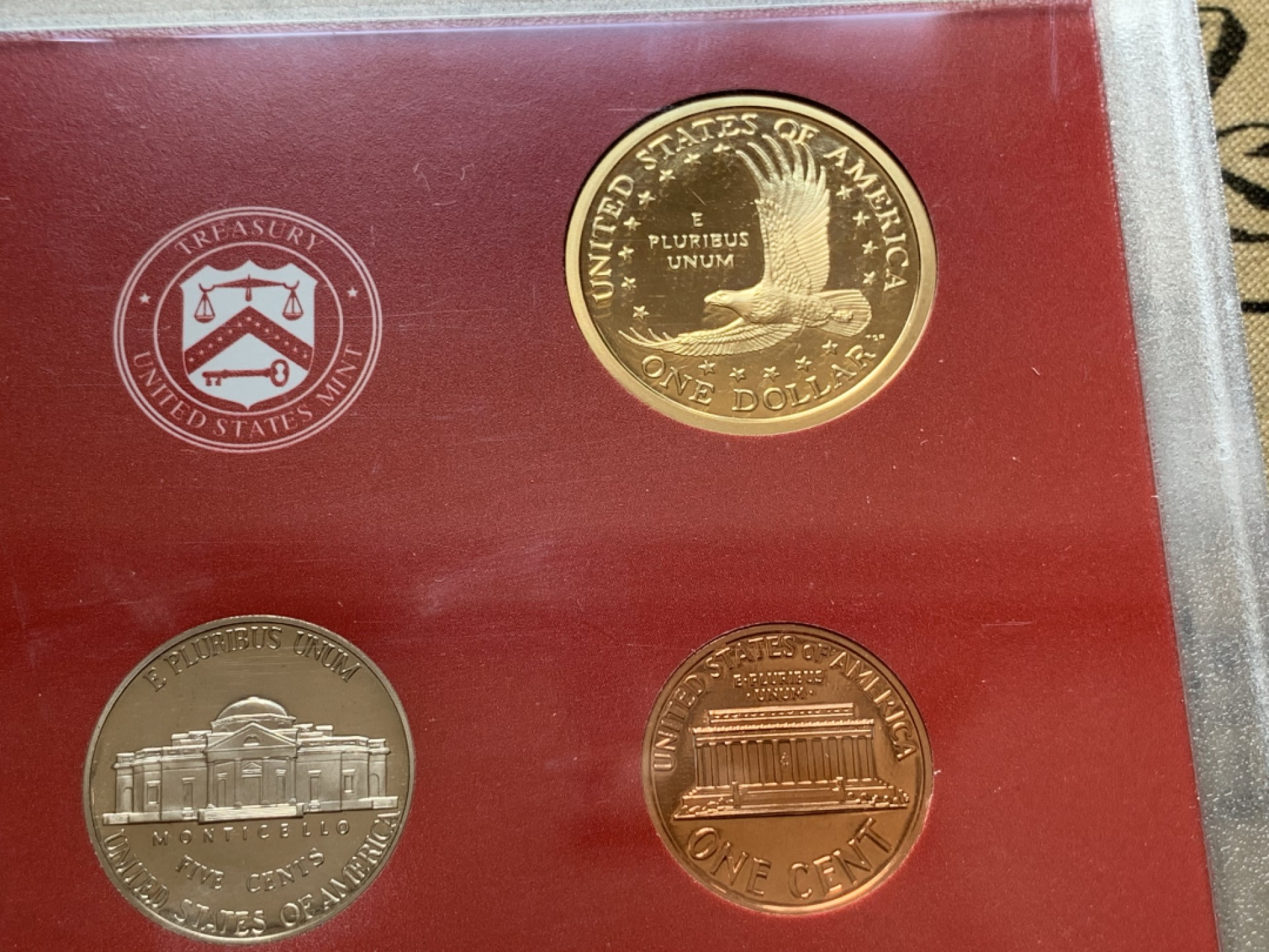 《竞宝斋》第80场-本周日，周一 2场连拍（全场不限金额包邮） 美国 2000年 盒装套币组合 内含2组套币 ，总计含7枚900银 银币 状态保存的非常好