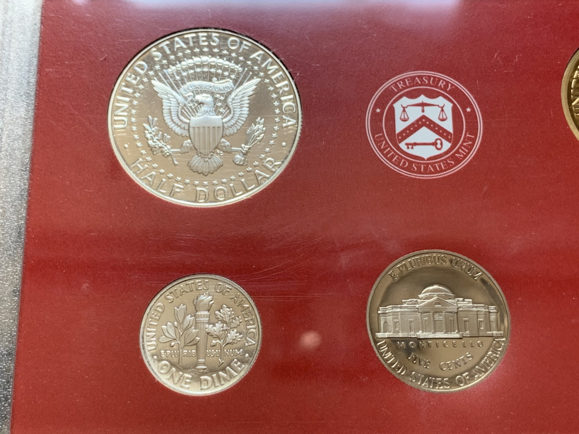 《竞宝斋》第80场-本周日，周一 2场连拍（全场不限金额包邮） 美国 2000年 盒装套币组合 内含2组套币 ，总计含7枚900银 银币 状态保存的非常好