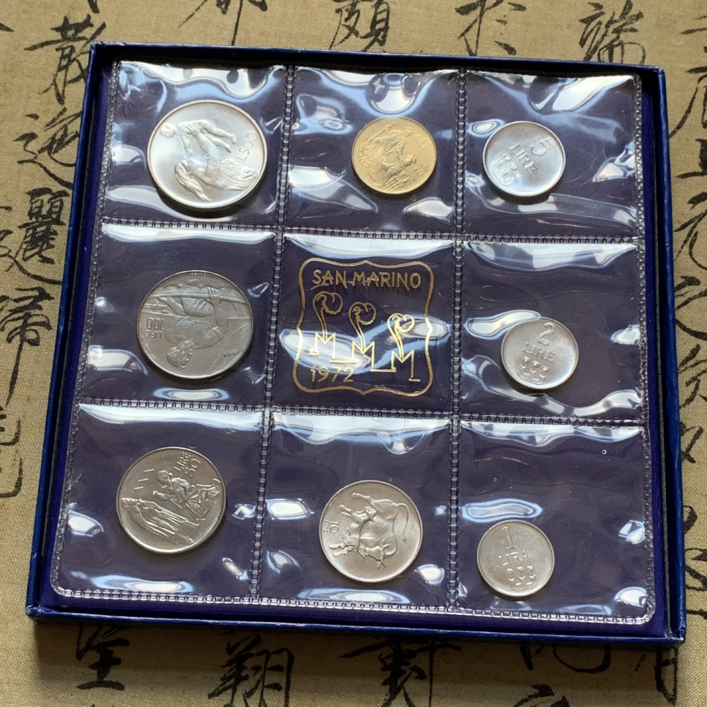 《竞宝斋》第80场-本周日，周一 2场连拍（全场不限金额包邮） 原盒证书 圣马力诺 1972年 八枚封装 带500里拉银币一枚