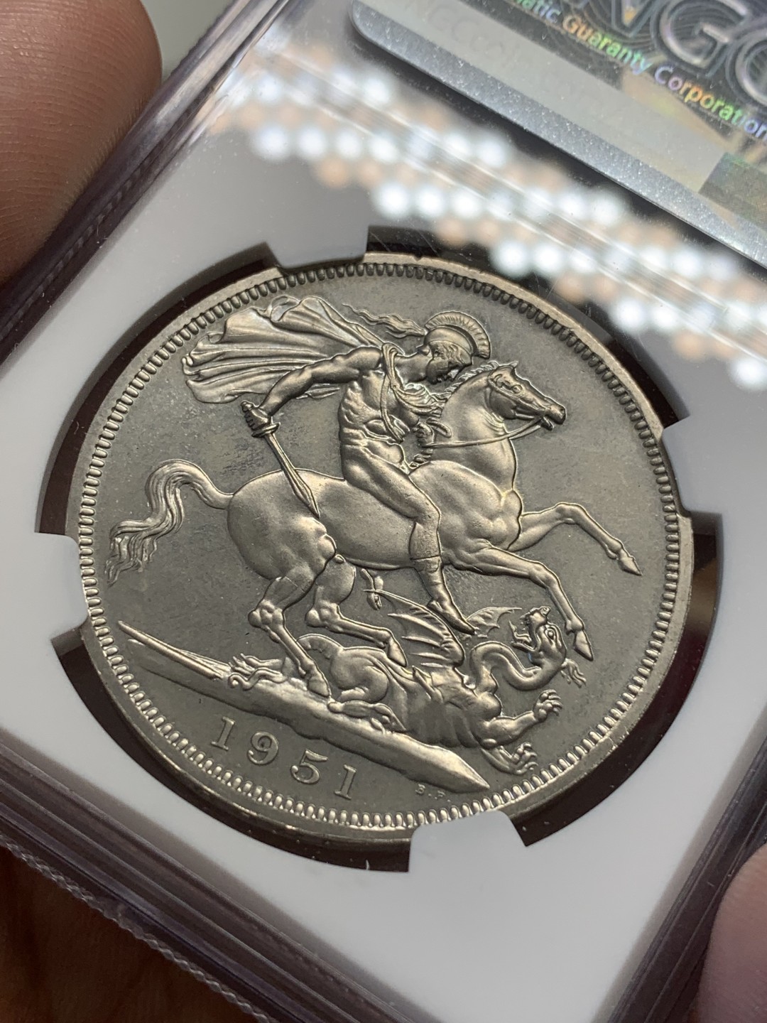 《竞宝斋》第80场-本周日，周一 2场连拍（全场不限金额包邮） NGC PL64 英国 乔治六世 1951年 镍马剑 5先令 克朗 经典屠龙图 近期较火的品种