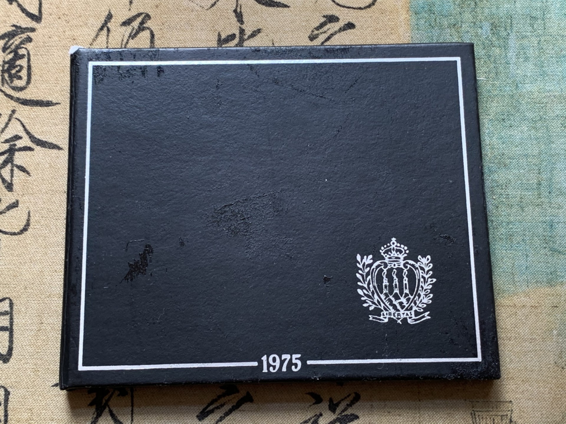 《竞宝斋》第80场-本周日，周一 2场连拍（全场不限金额包邮） 官方卡装 圣马力诺1975年 纪念钱币协会成立 500里拉银币 五彩包浆 非常漂亮