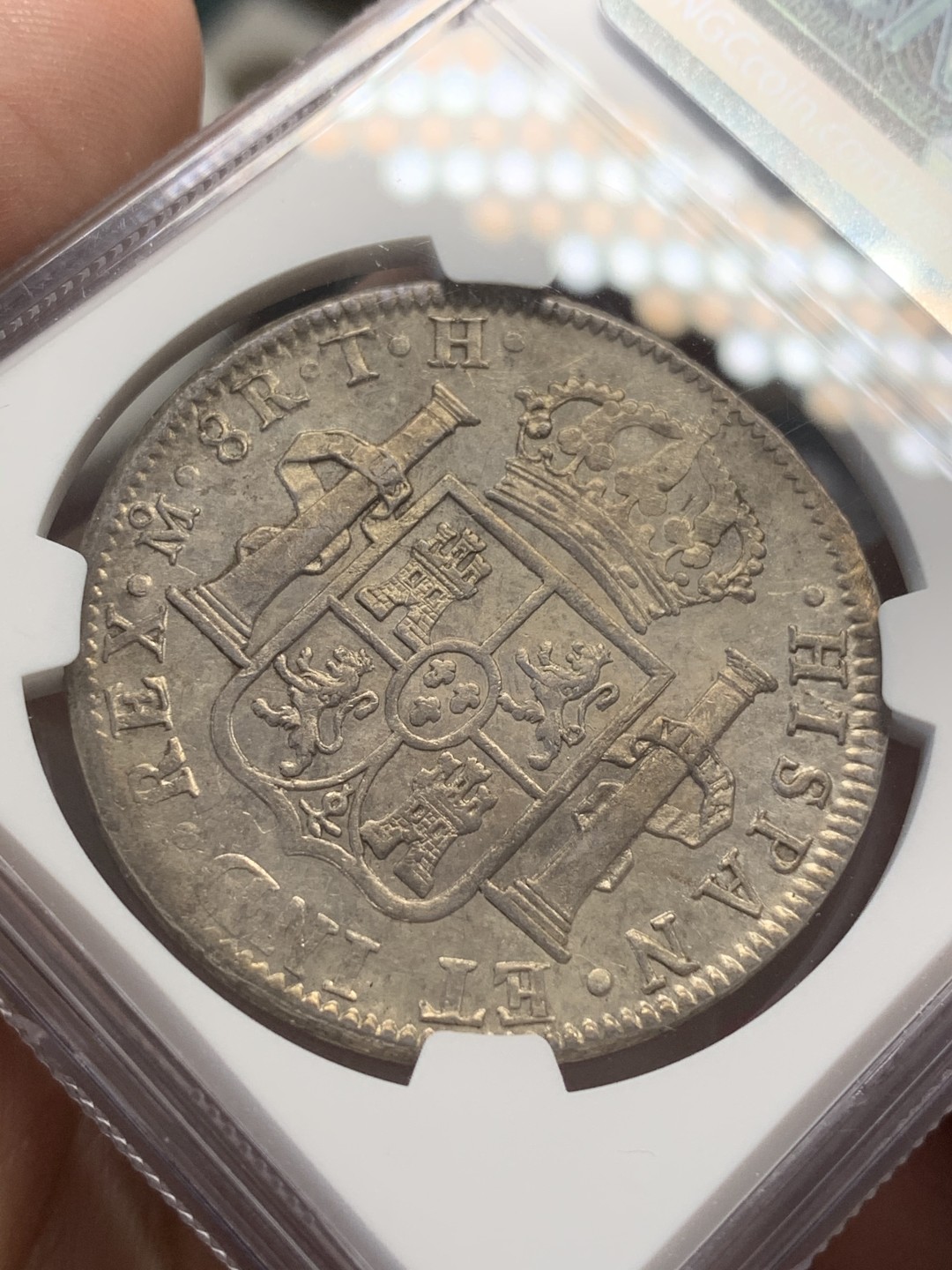 《竞宝斋》第80场-本周日，周一 2场连拍（全场不限金额包邮） NGC AU 墨西哥 1806年 卡四 8R 双柱大银币 底板 打制非常好  可惜有小划