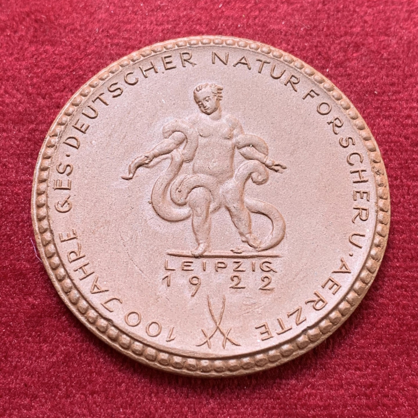 《竞宝斋》第80场-本周日，周一 2场连拍（全场不限金额包邮） UNC德国1922年利普百年纪念陶章42mm