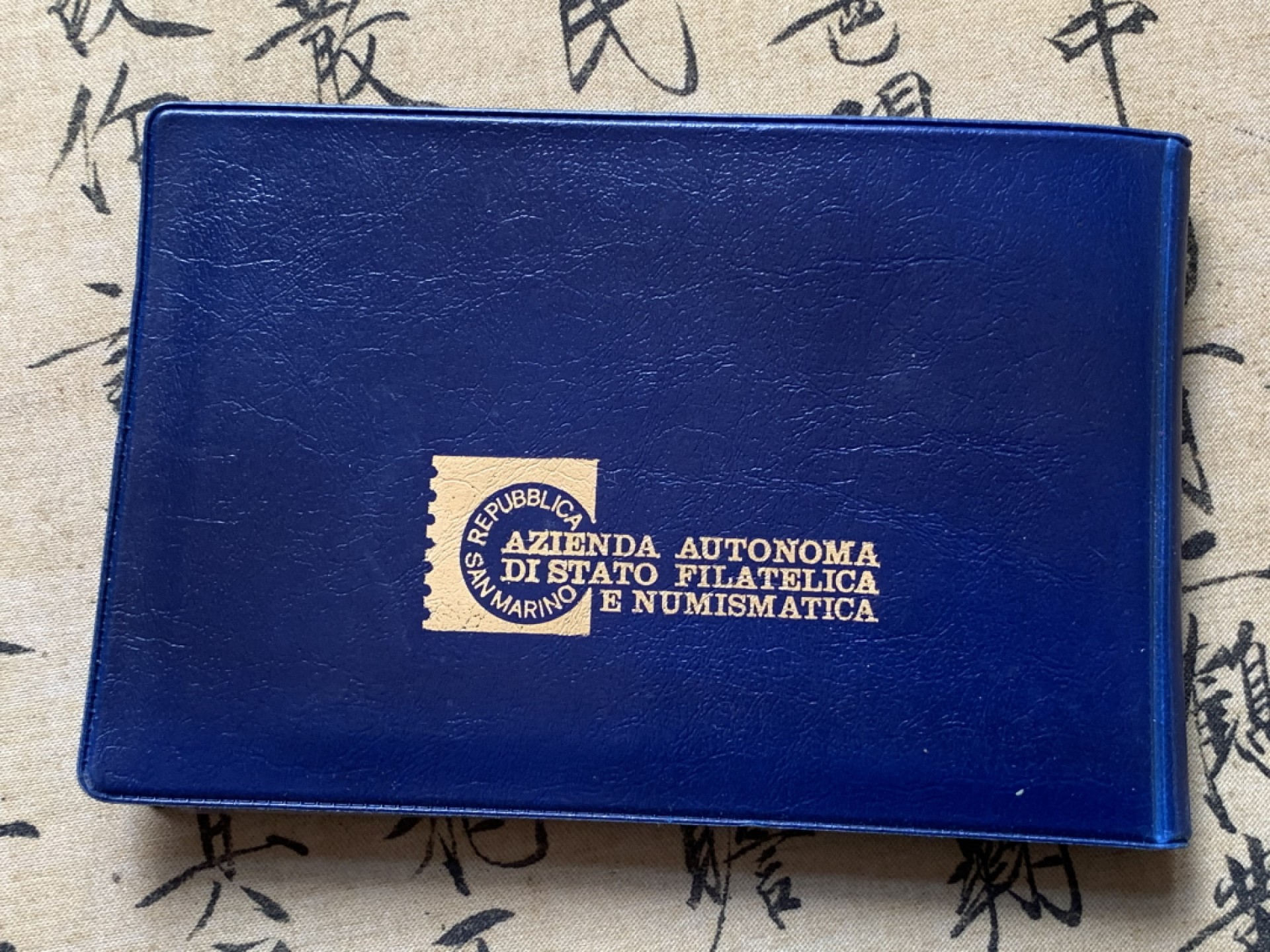 《竞宝斋》第80场-本周日，周一 2场连拍（全场不限金额包邮） 钱包装 圣马力诺 1990年 圣马力诺1990年 十枚装 过去与未来主题 带1000里拉大银币一枚 完美状态