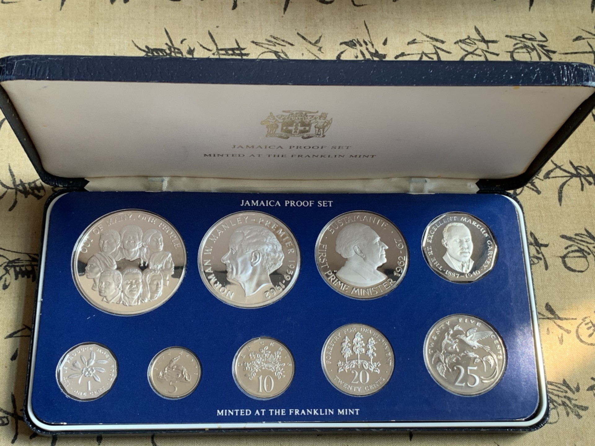 《竞宝斋》第80场-本周日，周一 2场连拍（全场不限金额包邮） 牙买加 1978年 精制套币9枚含2枚大银币925银 总重 42.8+37.6=80.4克 保存的比较好