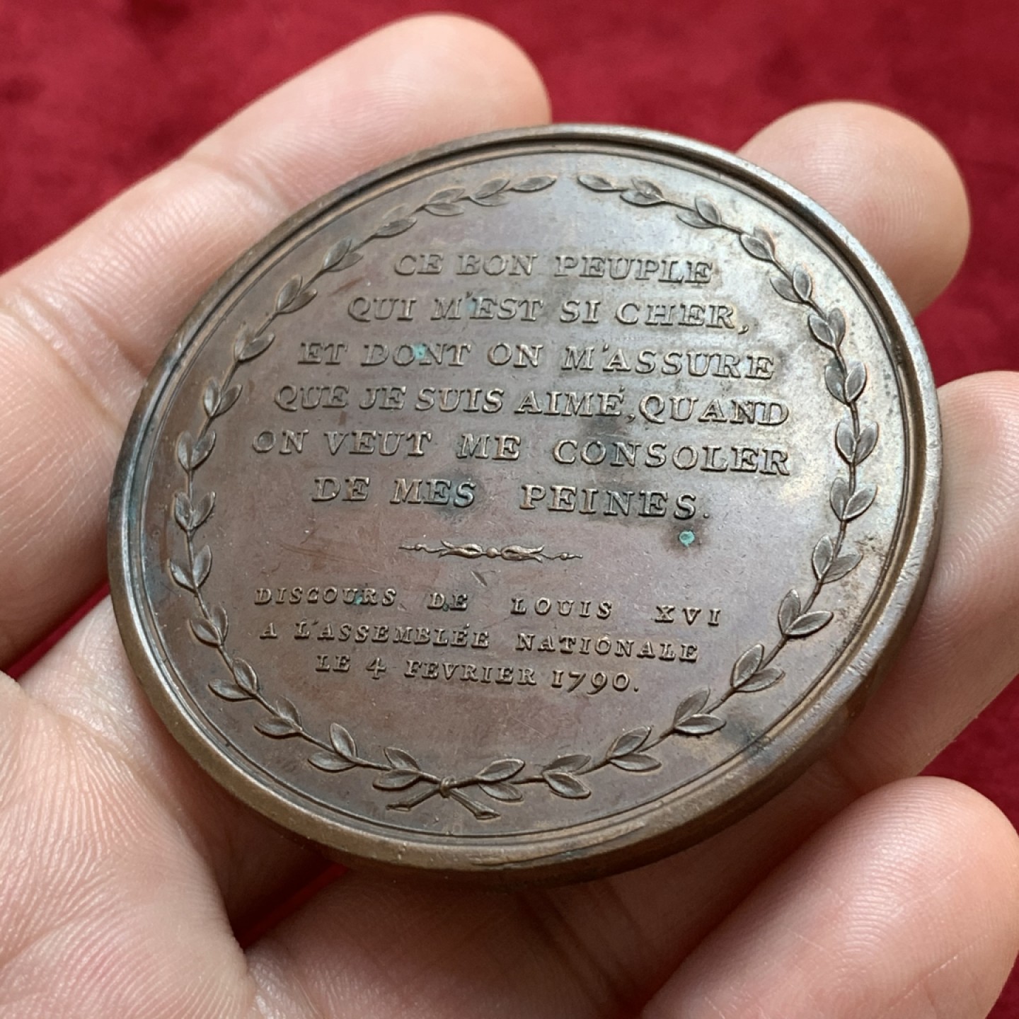 《竞宝斋》第80场-本周日，周一 2场连拍（全场不限金额包邮） 1790 法国路易十六铜章 直径53MM 重量68.8克  背面为路易十六1790年2月4日国家大会上的致辞，在月桂花冠上，刻有九行文字。外拍成交价在140欧左右