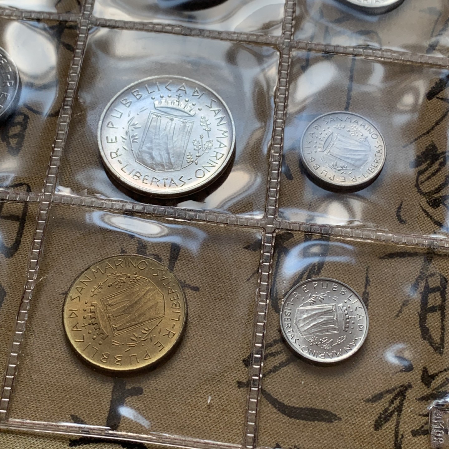 《竞宝斋》第80场-本周日，周一 2场连拍（全场不限金额包邮） 原盒证书 圣马力诺 1981年 九枚封装 最大枚女神头500里拉是银币 