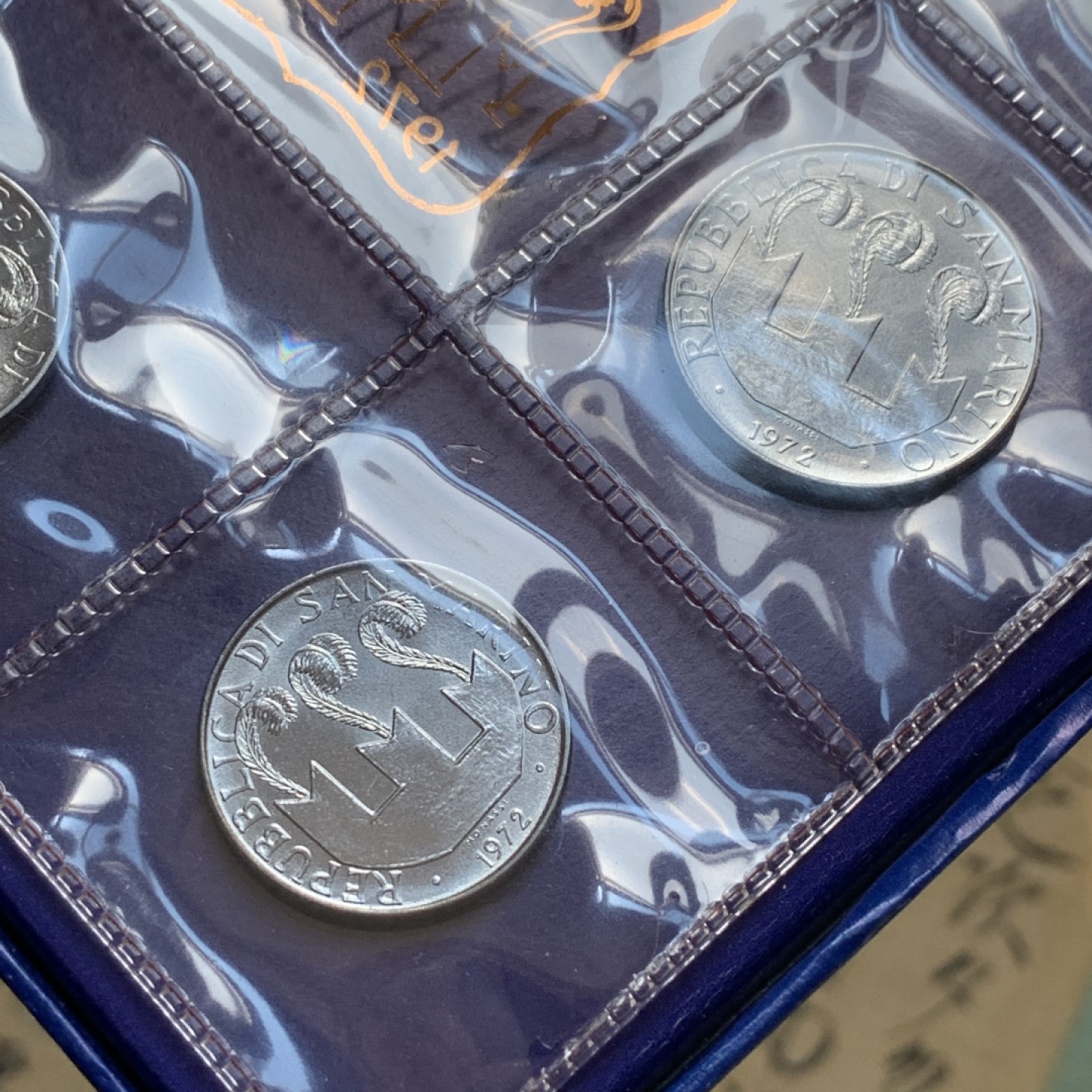 《竞宝斋》第80场-本周日，周一 2场连拍（全场不限金额包邮） 原盒证书 圣马力诺 1972年 八枚封装 带500里拉银币一枚