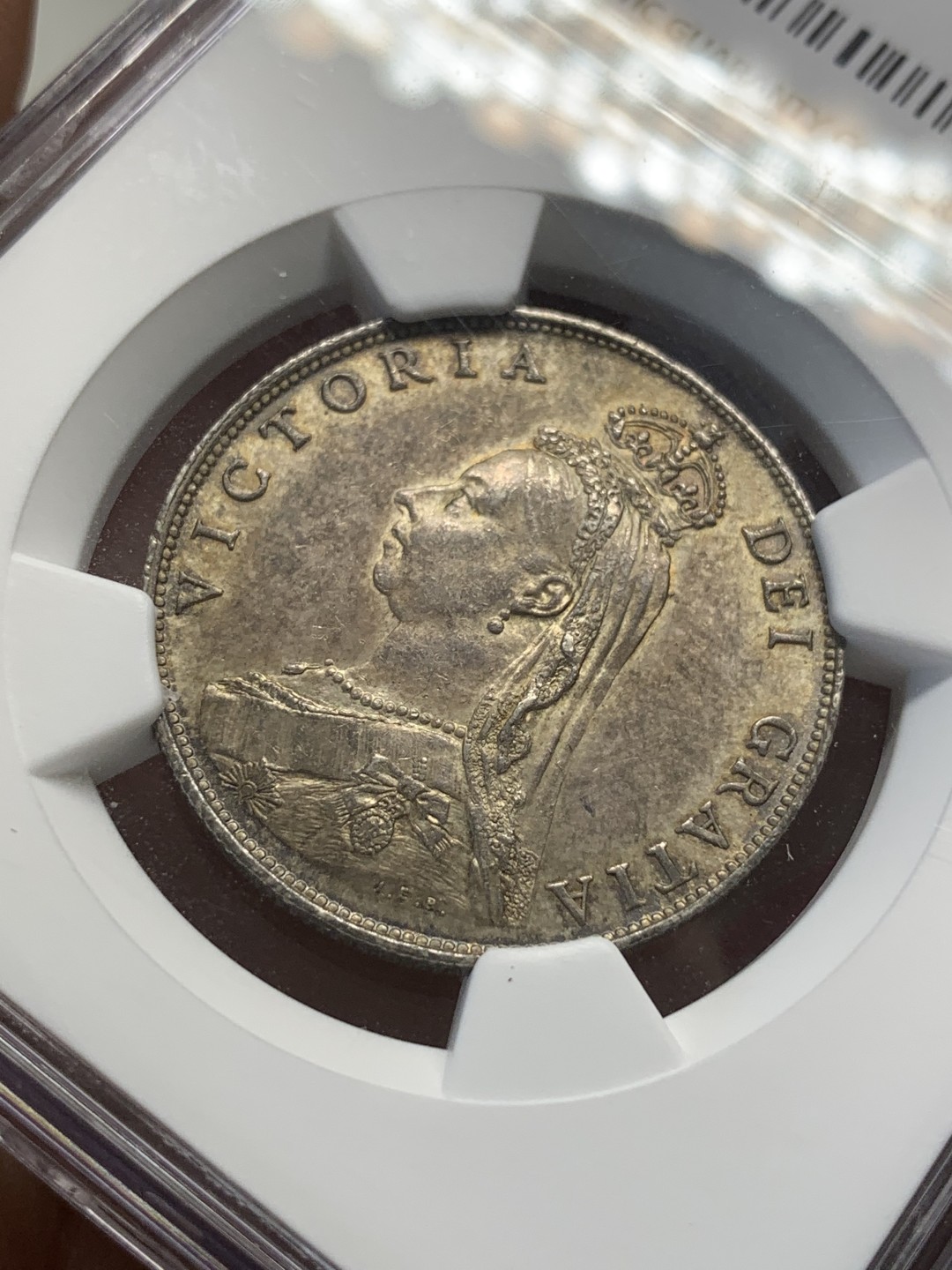 《竞宝斋》第80场-本周日，周一 2场连拍（全场不限金额包邮） NGC-MS62 英国1887年 维多利亚高冠佛洛林银币  双面重彩 很好的一枚银币