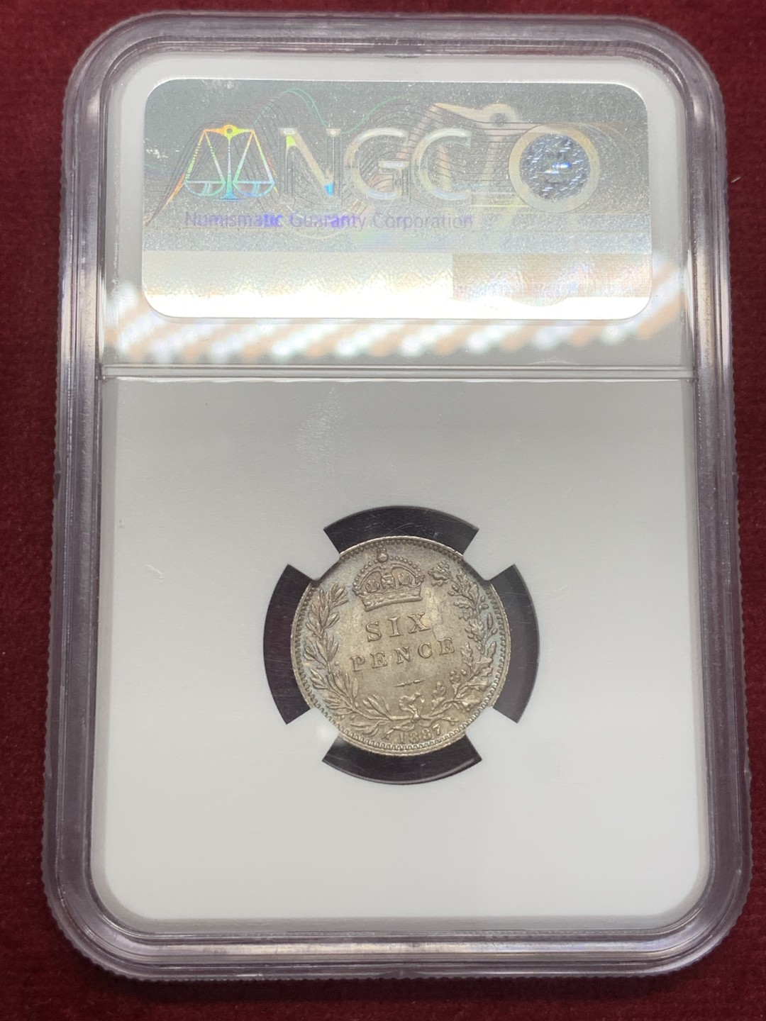 《竞宝斋》第80场-本周日，周一 2场连拍（全场不限金额包邮） NGC-MS64 英国1887年维多利亚高冠六便士银币 WREATH花环版本 比常见的盾徽版本少 双面略带五彩 上手非常好看 适合自藏