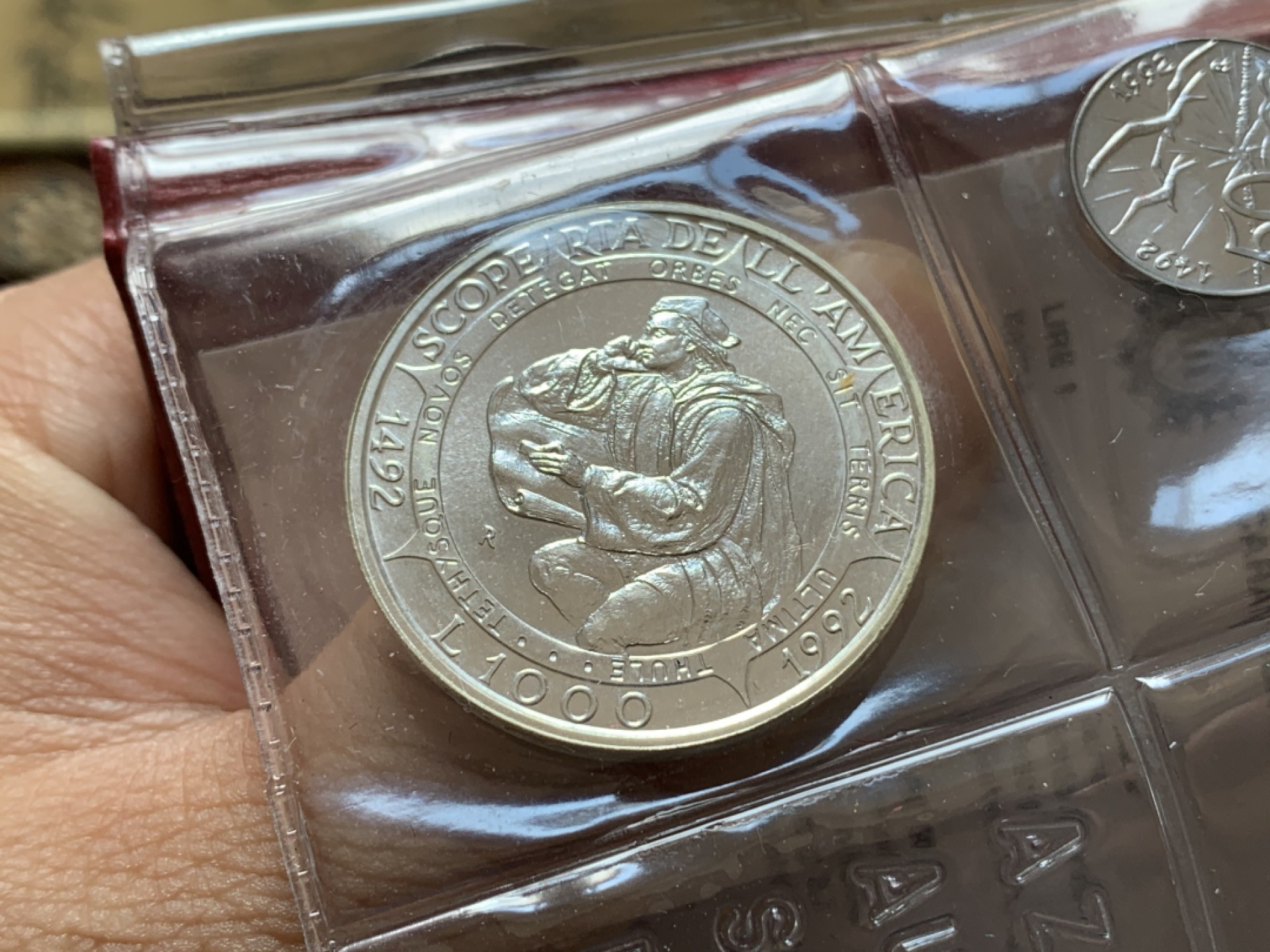 《竞宝斋》第80场-本周日，周一 2场连拍（全场不限金额包邮） 钱包装 圣马力诺 1992年  十枚装 哥伦布航海 1000里拉大银币一枚 完美状态