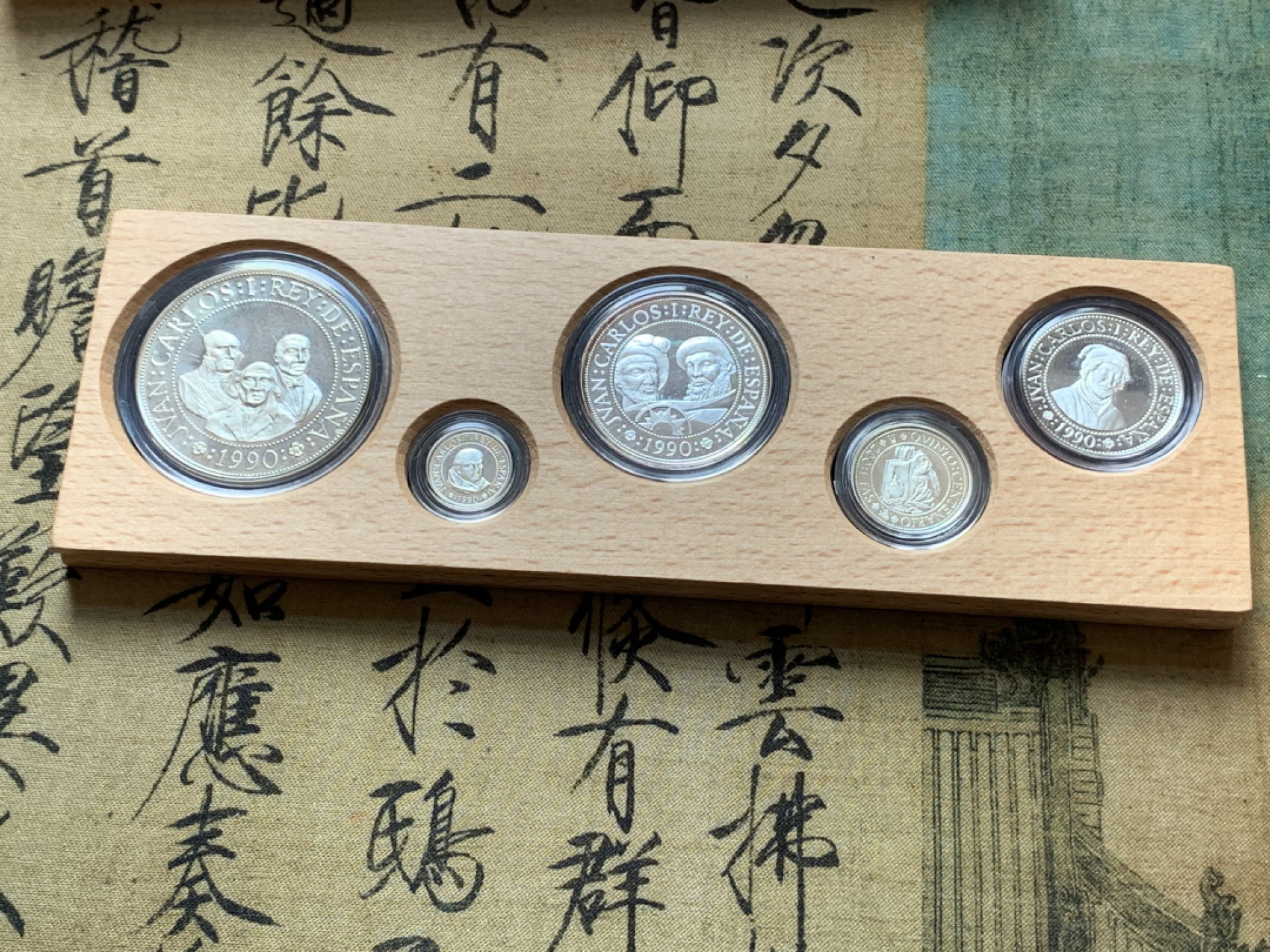 《竞宝斋》第80场-本周日，周一 2场连拍（全场不限金额包邮） 925银，币重49.3克 官方木盒装 西班牙1990年 五百周年纪念 五枚一组银币 较少见年份