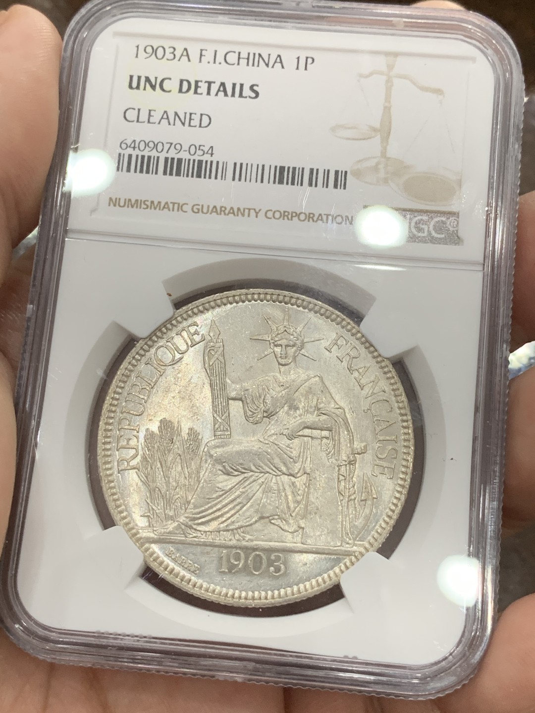 《竞宝斋》第80场-本周日，周一 2场连拍（全场不限金额包邮） 法属 印支 NGC UNC 1903年A版 坐人 1皮阿斯特 大银币 鼻子可见 转光一流 可博分