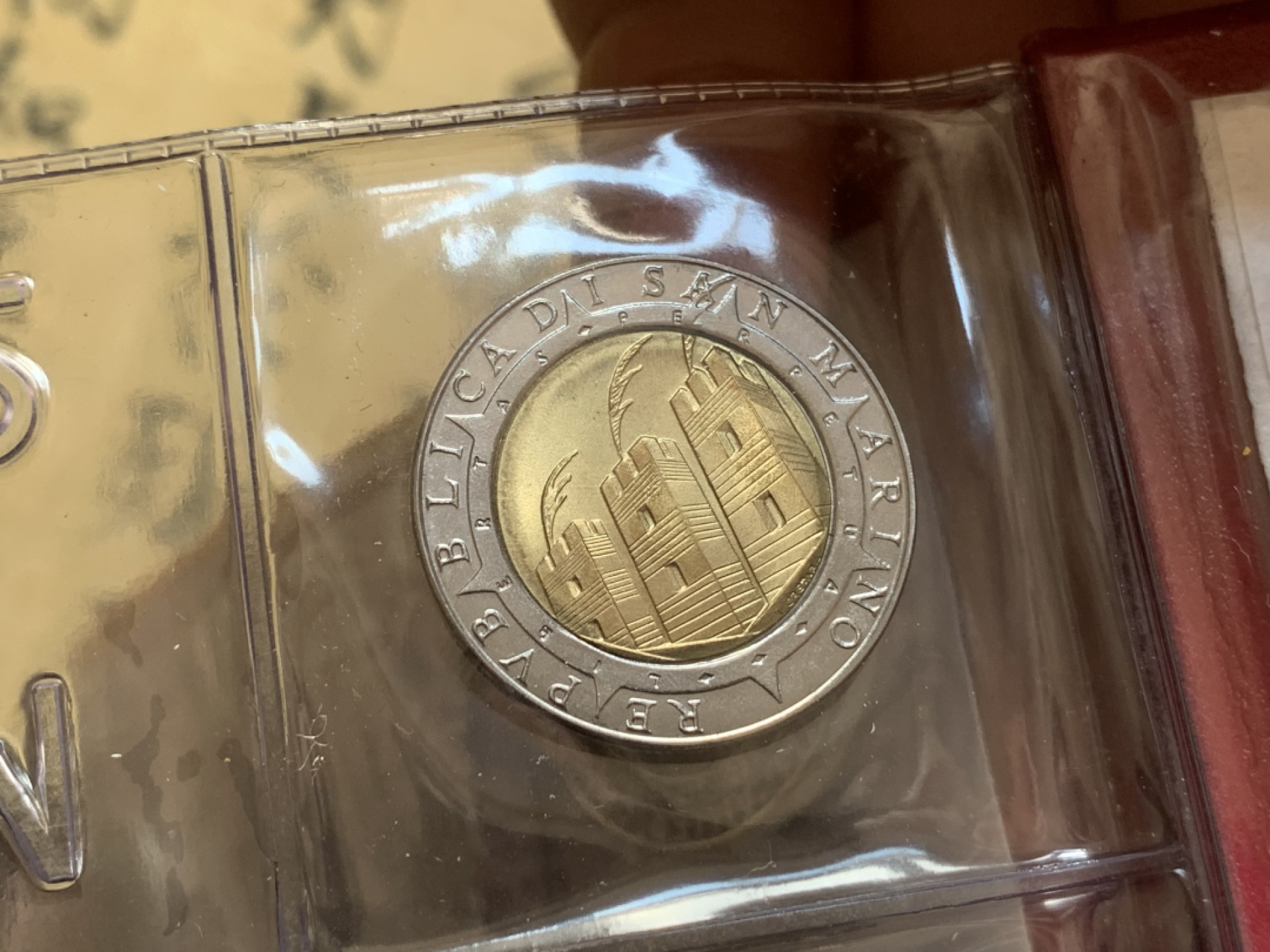 《竞宝斋》第80场-本周日，周一 2场连拍（全场不限金额包邮） 钱包装 圣马力诺 1992年  十枚装 哥伦布航海 1000里拉大银币一枚 完美状态