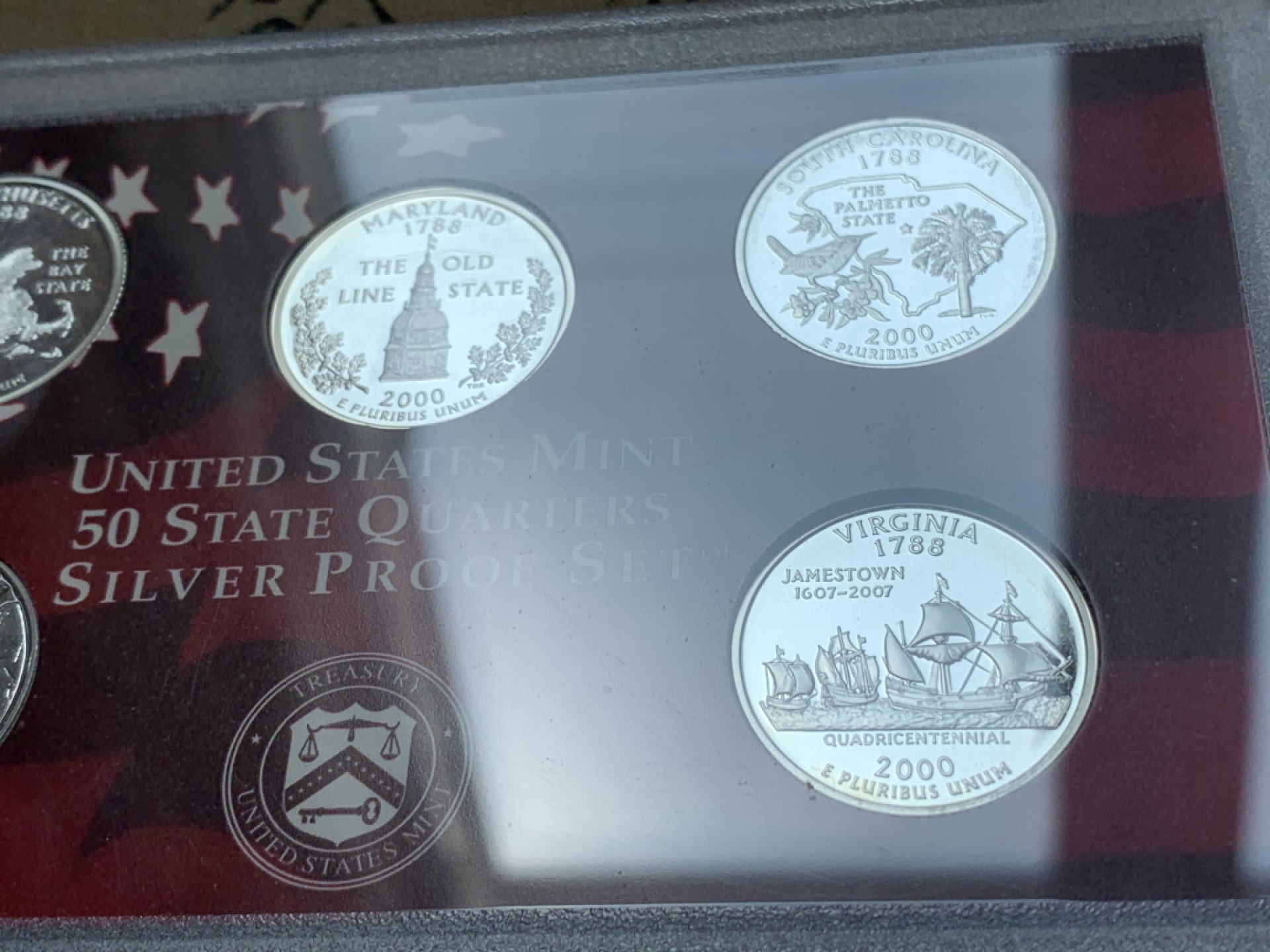 《竞宝斋》第80场-本周日，周一 2场连拍（全场不限金额包邮） 美国 2000年 盒装套币组合 内含2组套币 ，总计含7枚900银 银币 状态保存的非常好