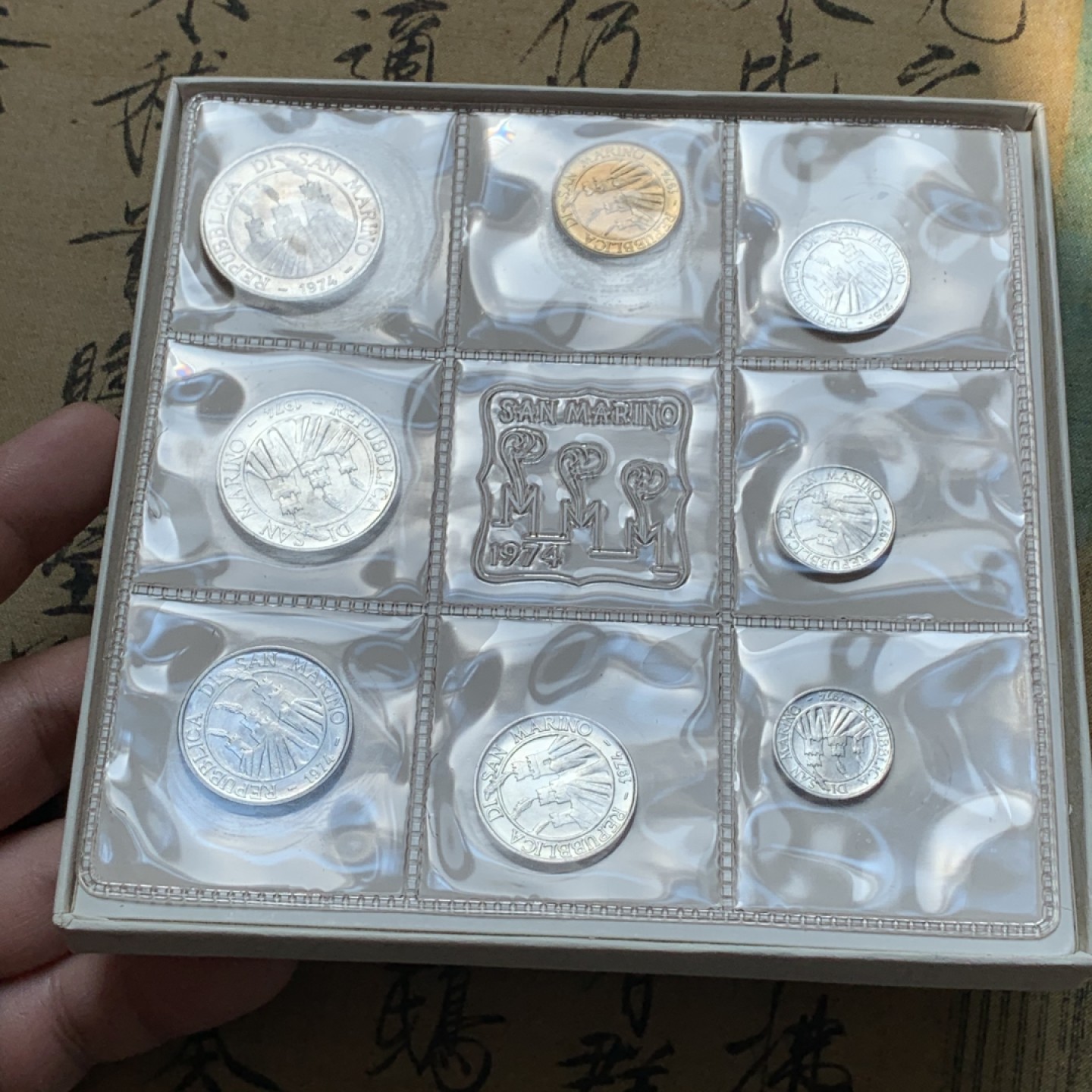 《竞宝斋》第80场-本周日，周一 2场连拍（全场不限金额包邮） 原盒证书 圣马力诺 1974年 八枚封装 带500里拉银币一枚