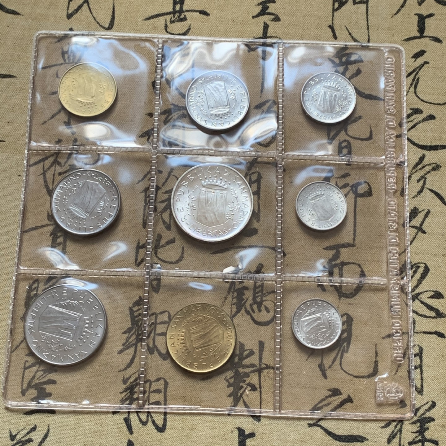 《竞宝斋》第80场-本周日，周一 2场连拍（全场不限金额包邮） 原盒证书 圣马力诺 1981年 九枚封装 最大枚女神头500里拉是银币 