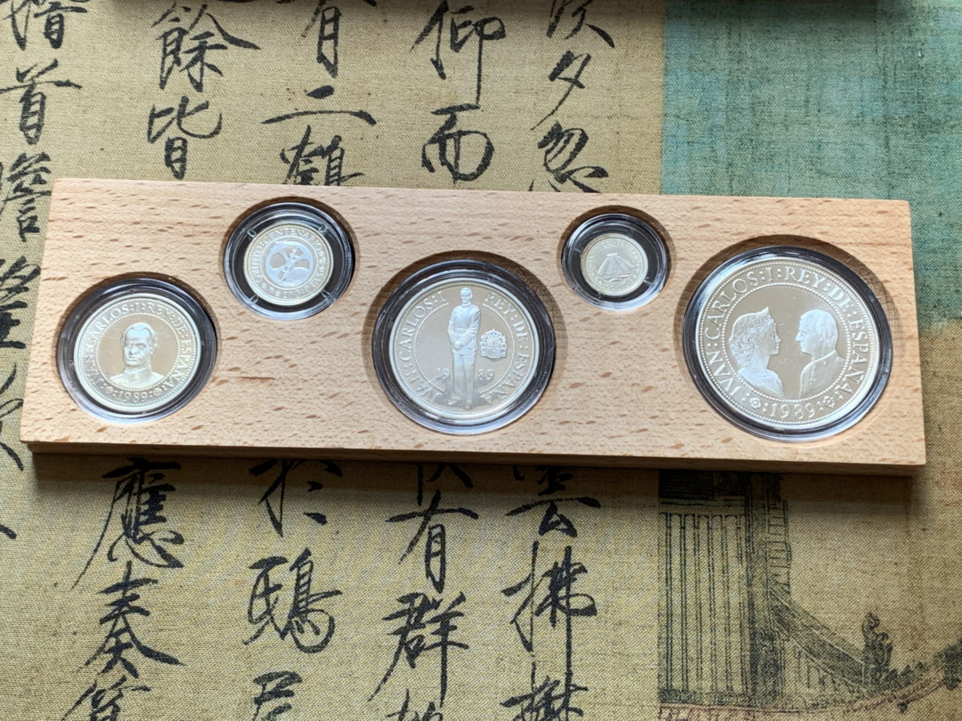 《竞宝斋》第80场-本周日，周一 2场连拍（全场不限金额包邮） 925银，币重49.3克 原盒证书 西班牙发现新大陆五百周年纪念 1989年 五枚套一组银币 非常漂亮